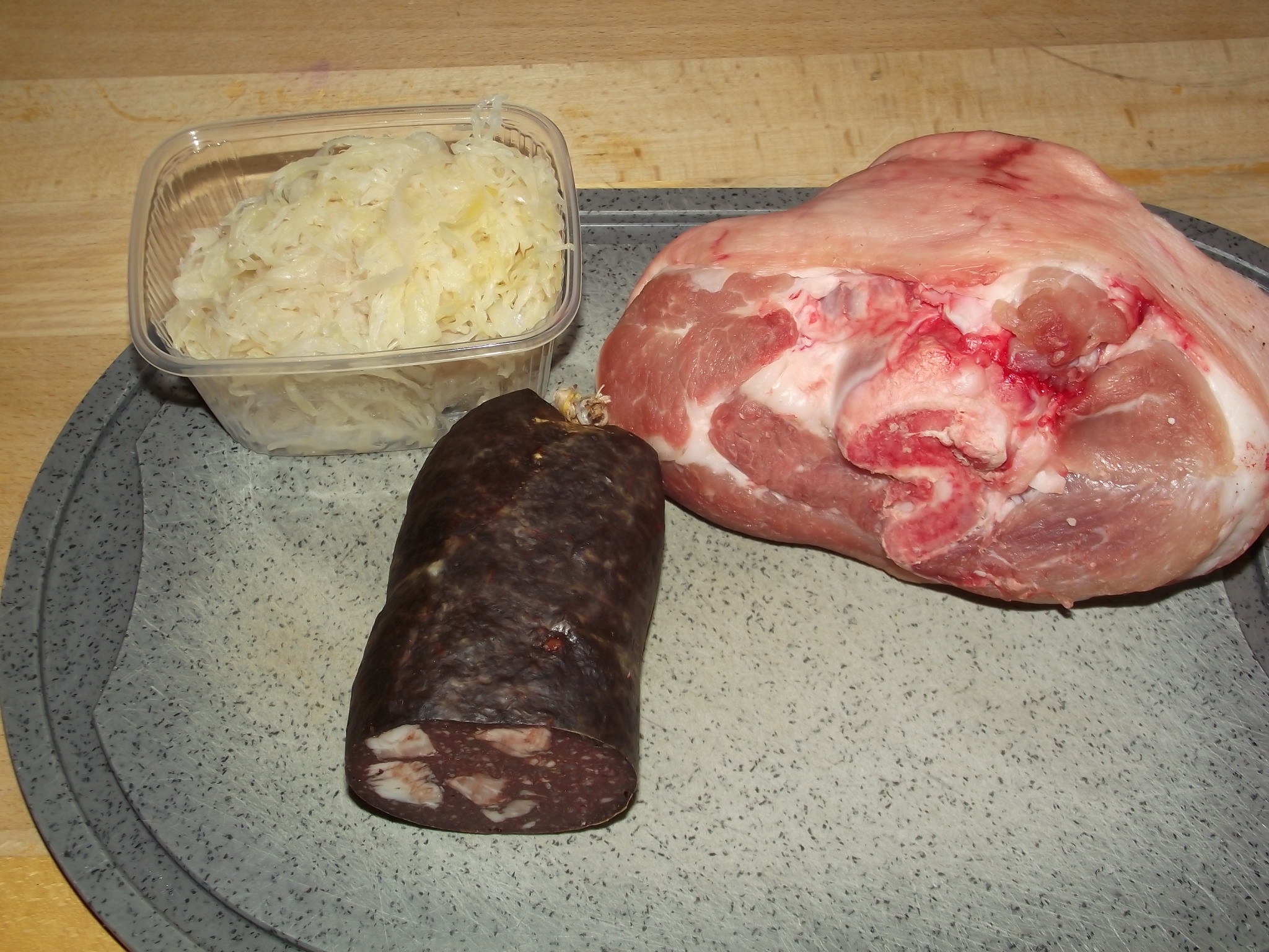 Eisbein, Sauerkraut und Bluwurst von der Fleischerei Axel Rampf
