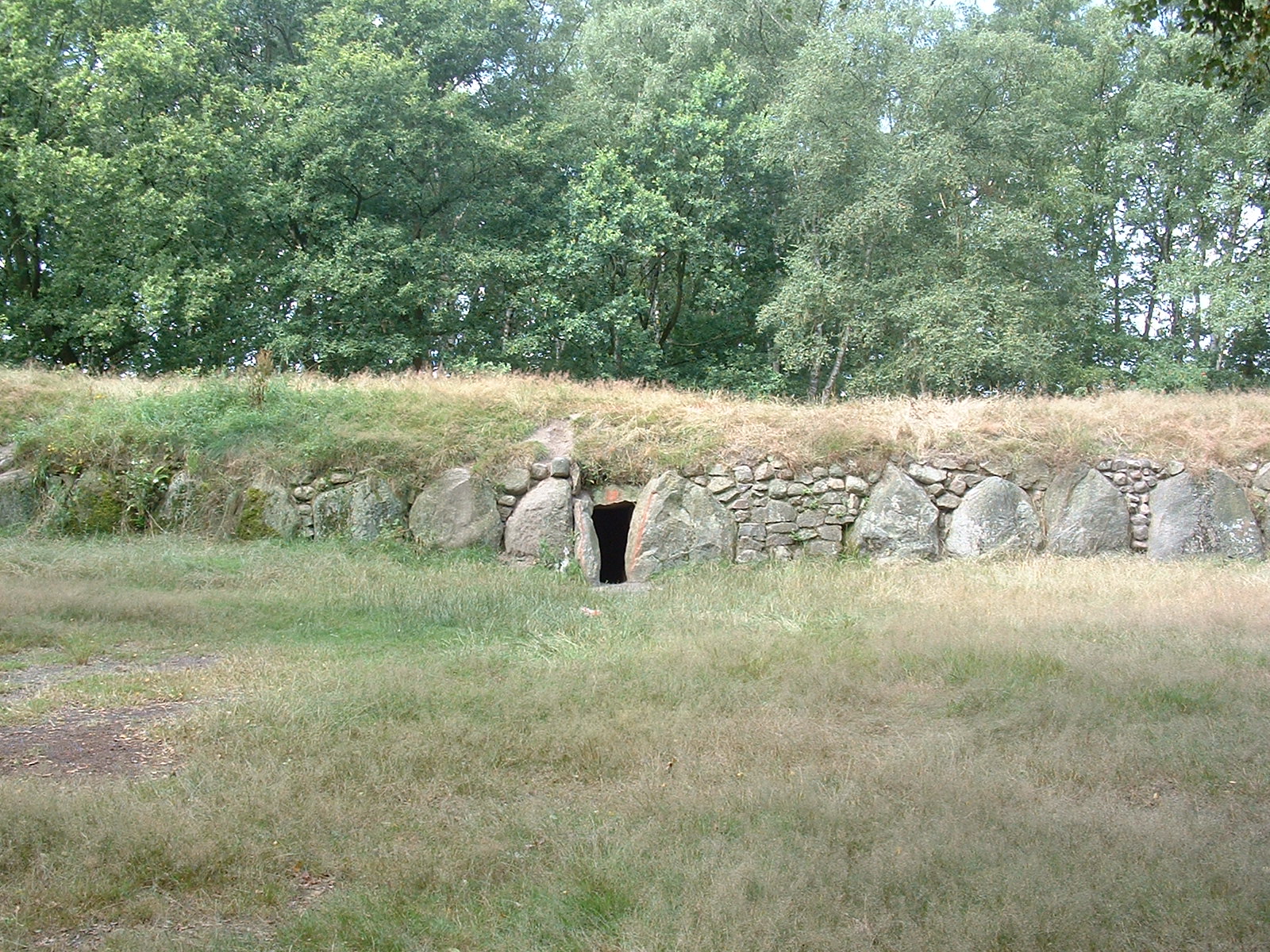 Begehbares Großsteingrab Kleinenkneten beim Hofladen Helms