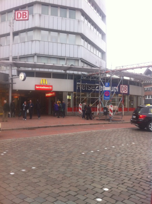 Neueres Geb&auml;ude, aber sch&ouml;n ist er nicht, der Bahnhof