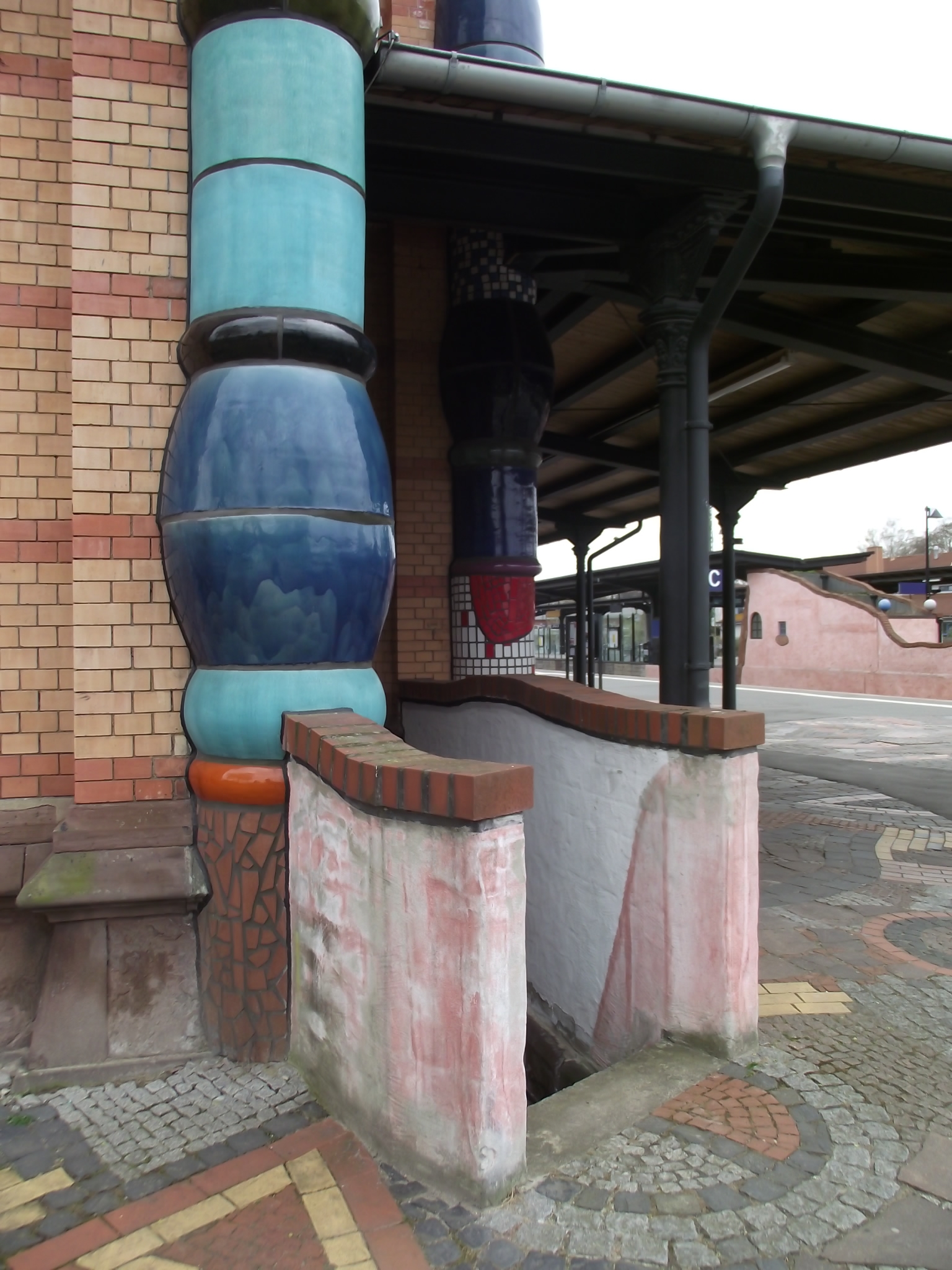 Hundertwasserbahnhof in Uelzen Expo Projekt 2000 - Kleiner Treppenweg nach unten an der Rückseite vom Bahnhof