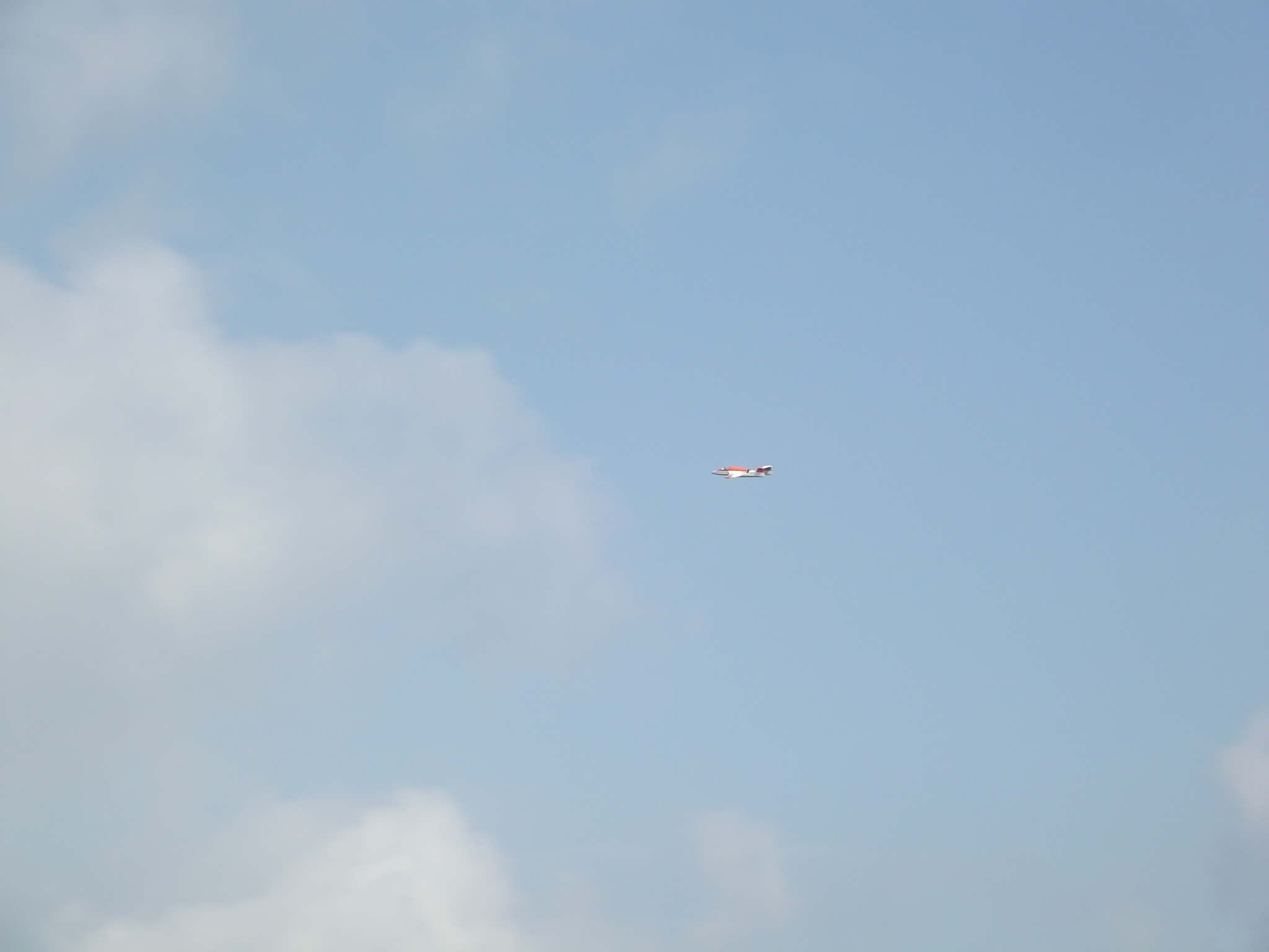 Jet-Flugtage in Ganderkesee - Der erste Düsenjäger am Himmel - fast nicht abzulichten, so schnell fliegen die Modelle