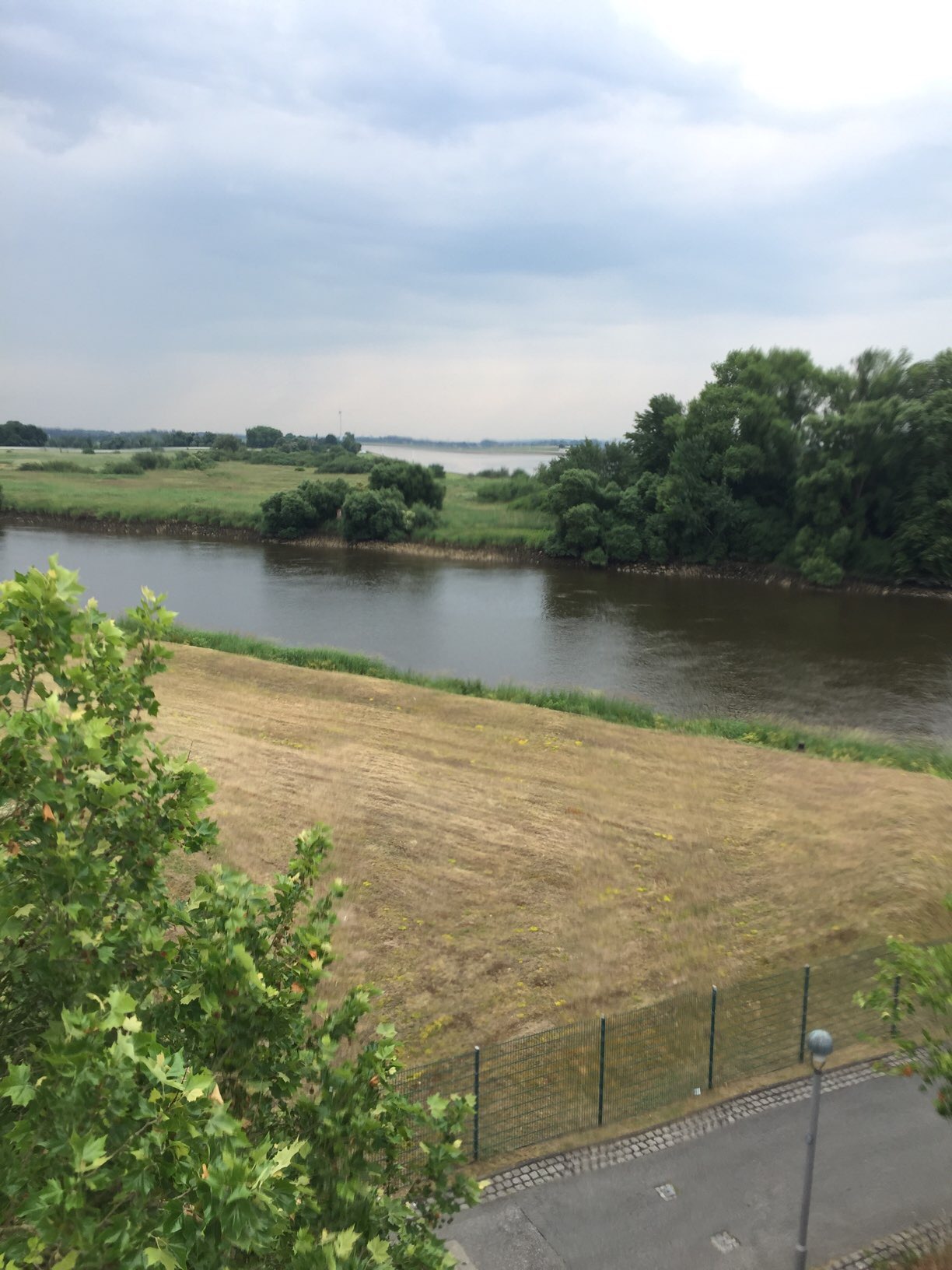 Lesum, dahinter die Weser