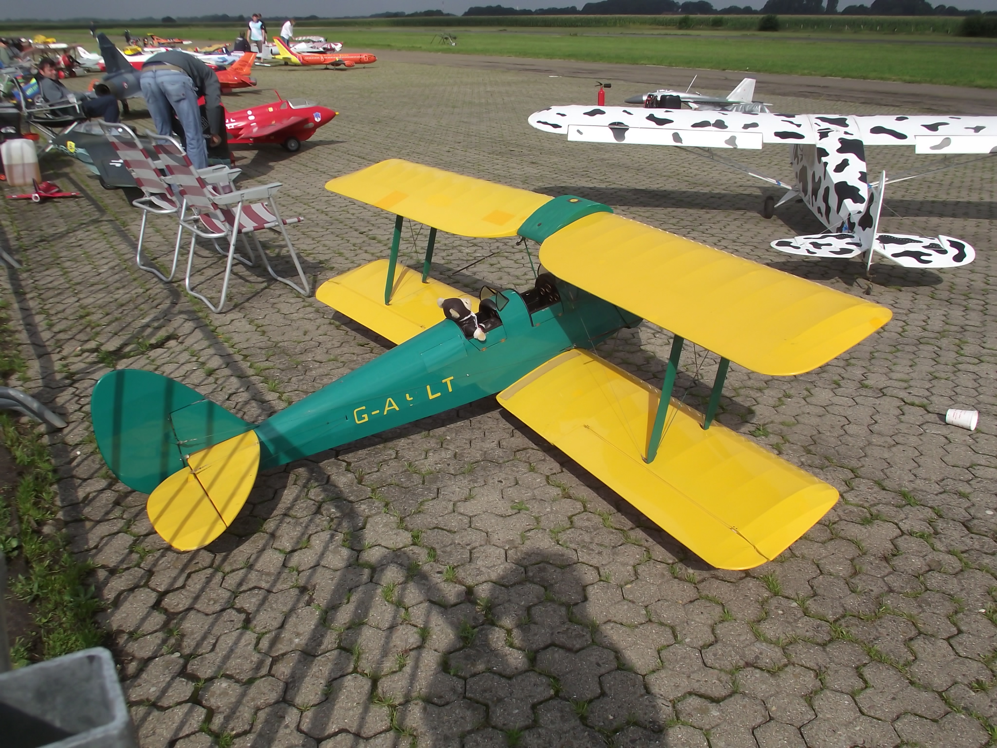 Jet-Flugtage in Ganderkesee - hier werden die Modelle präsentiert - alter Doppeldecker