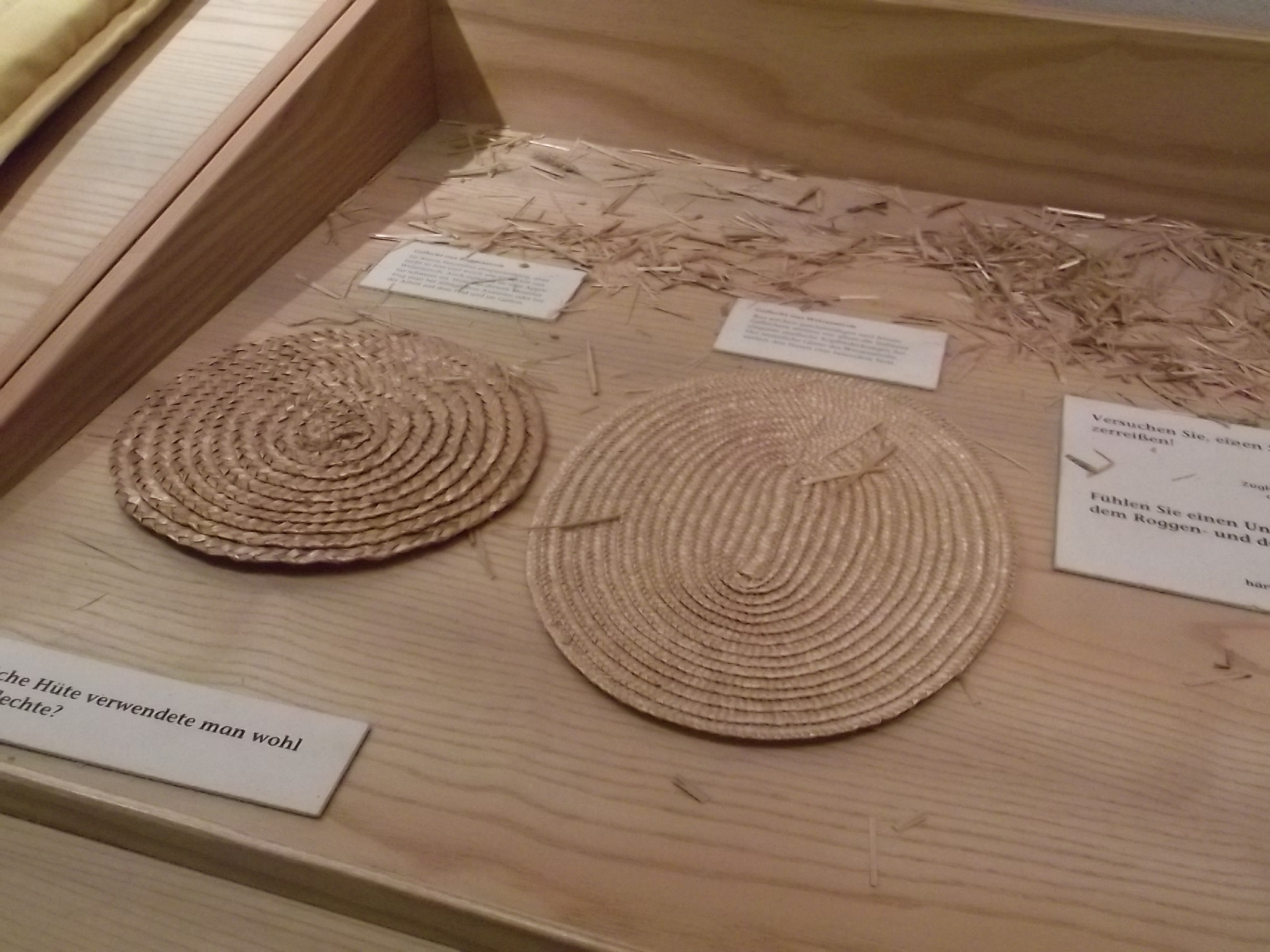 Im Museum der Strohverarbeitung in Twistringen - Unterschied Weizen- und Roggenstroh