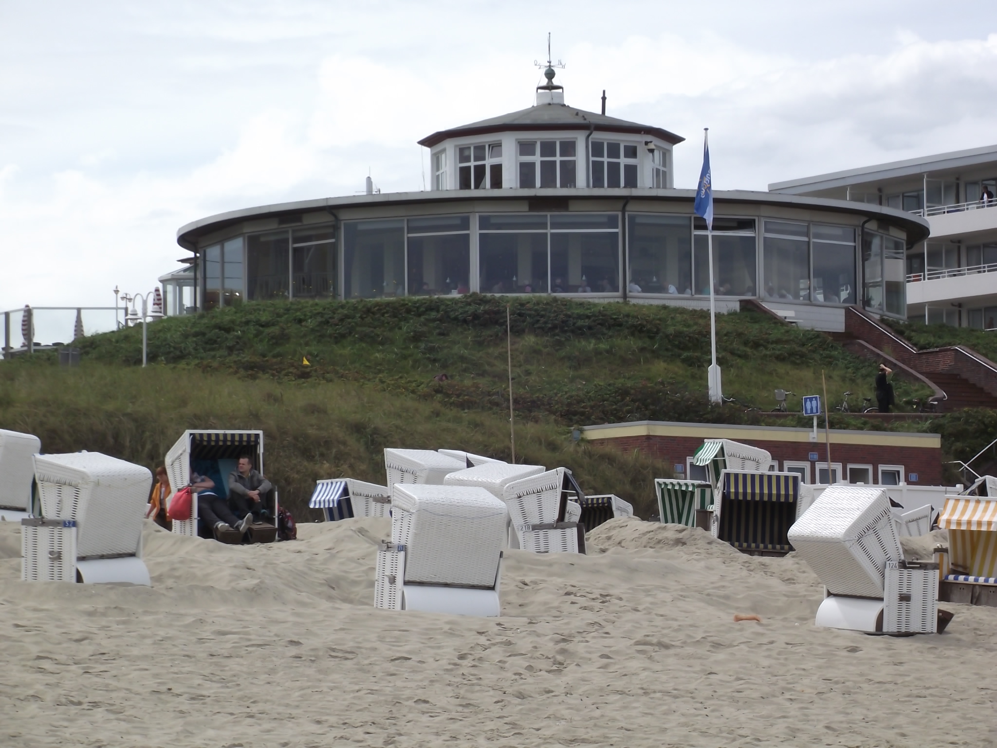 Blick auf das Cafe Pudding vom Strand aus gesehen, kurzer Weg vom Strandkorb zum Espresso