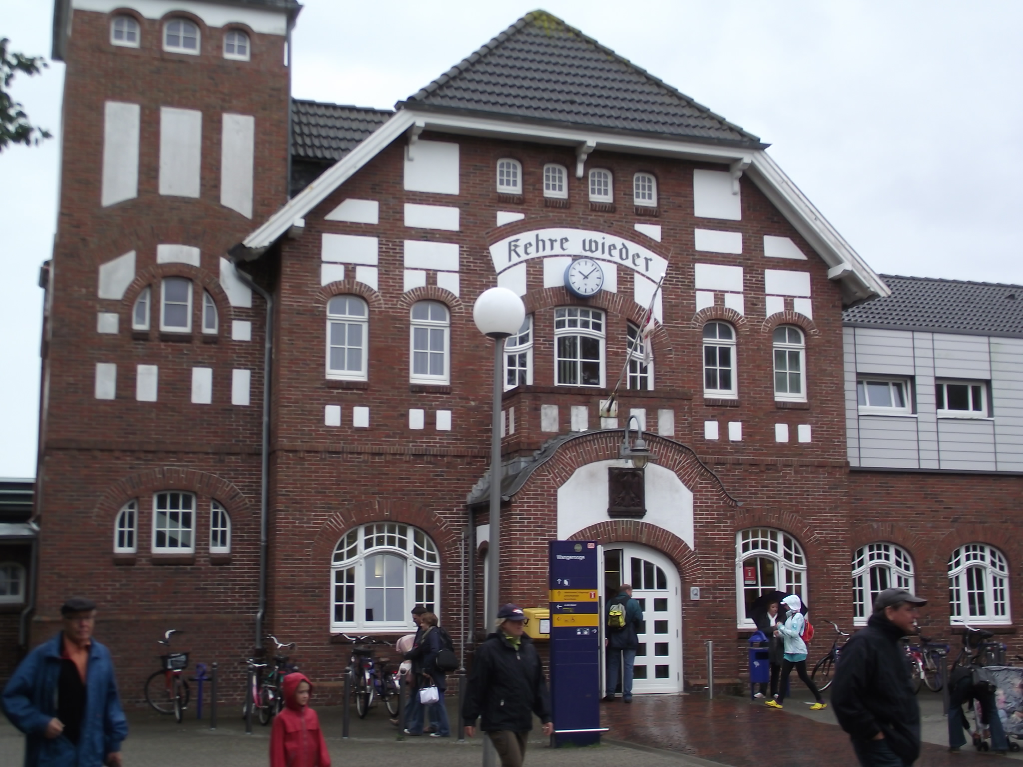 Ankunft am Bahnhof von Wangerooge mit der Inselbahn - Hier hat man noch mit Liebe zum Detail Bahnhöfe gebaut
