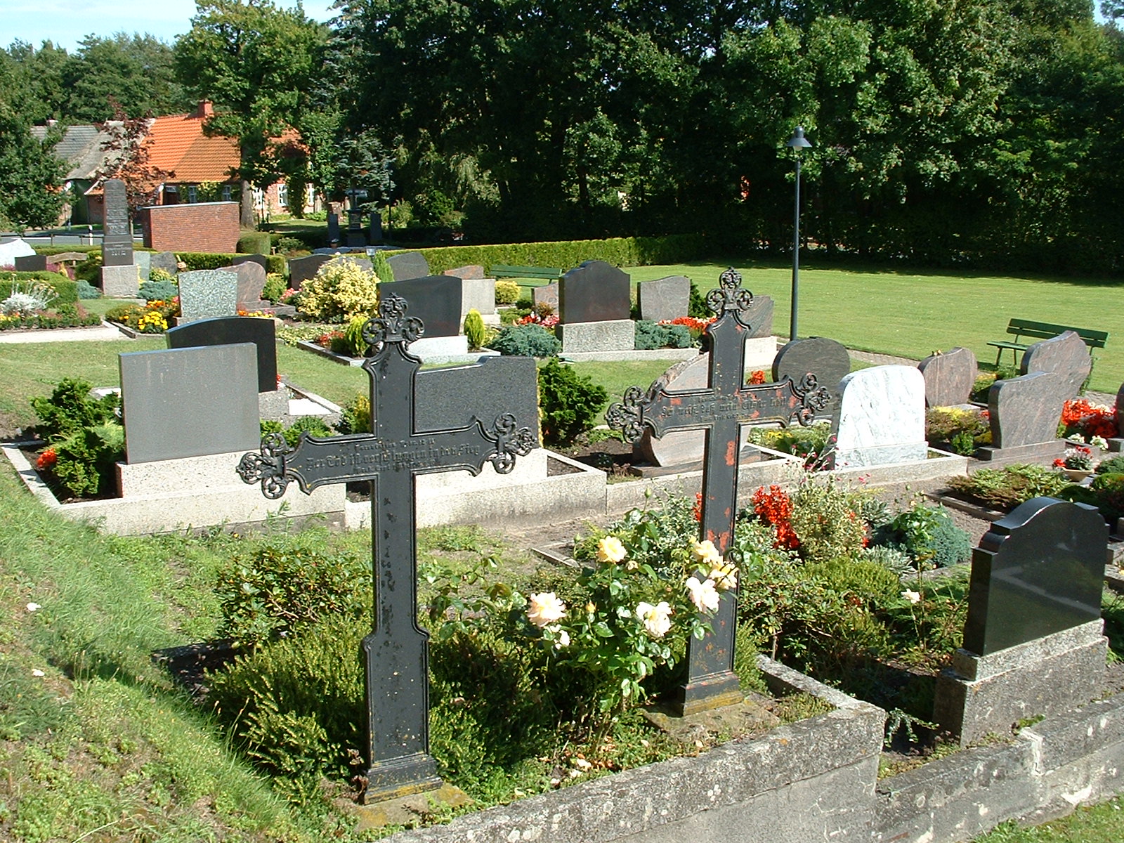 Die Wibadikirche in Wiegboldsbur - Ostfriesland - Friedhof