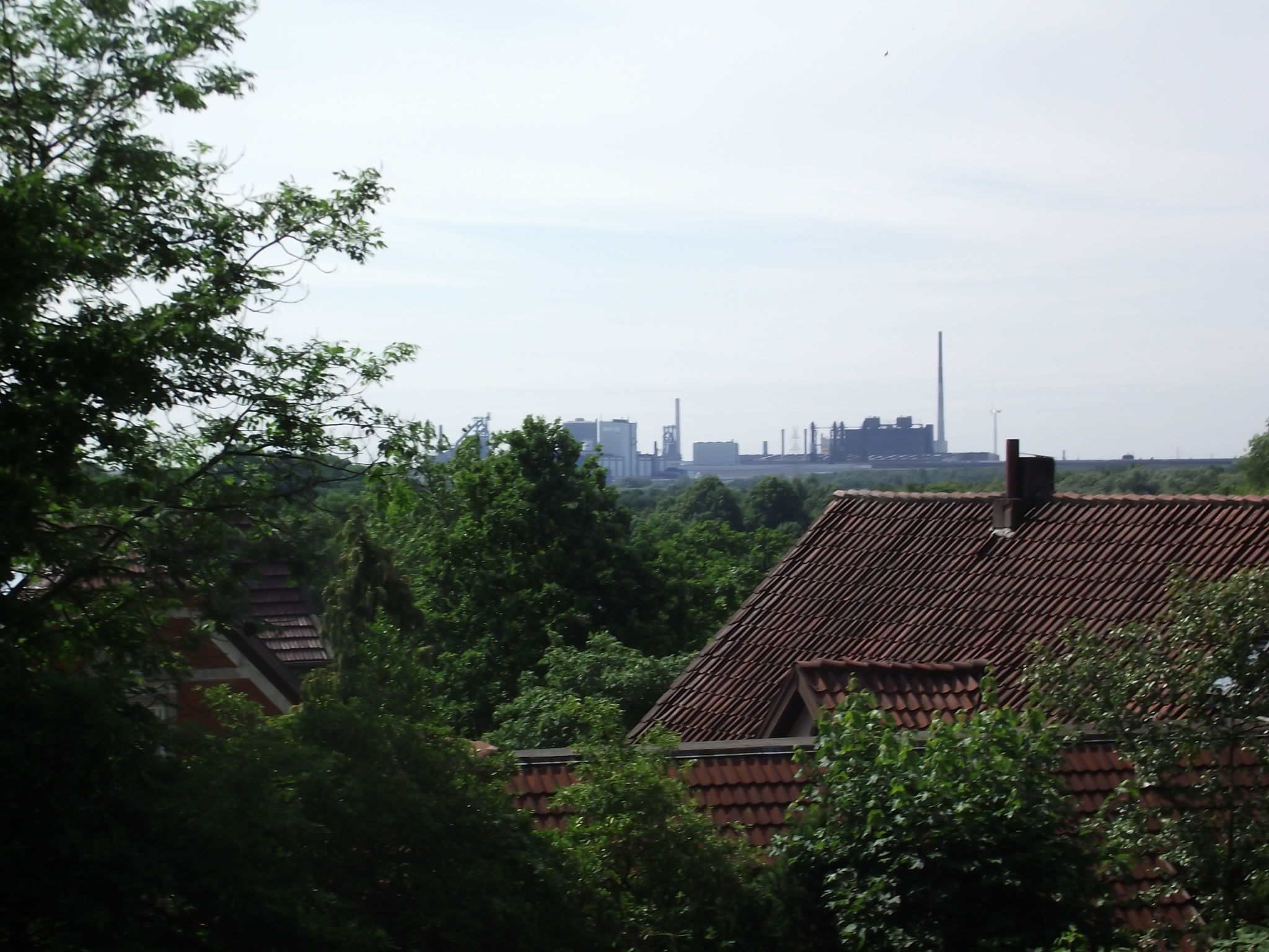 Von der Kirche sieht man das Bremer Stahlwerk Arcelor Metal