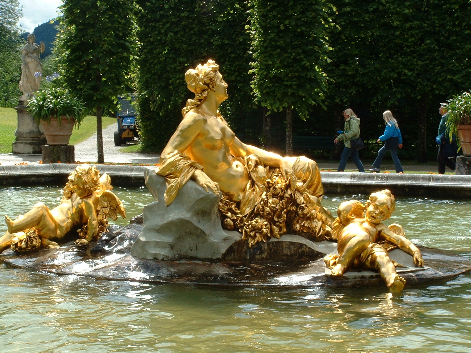 Goldene Skulptur ohne Fontäne