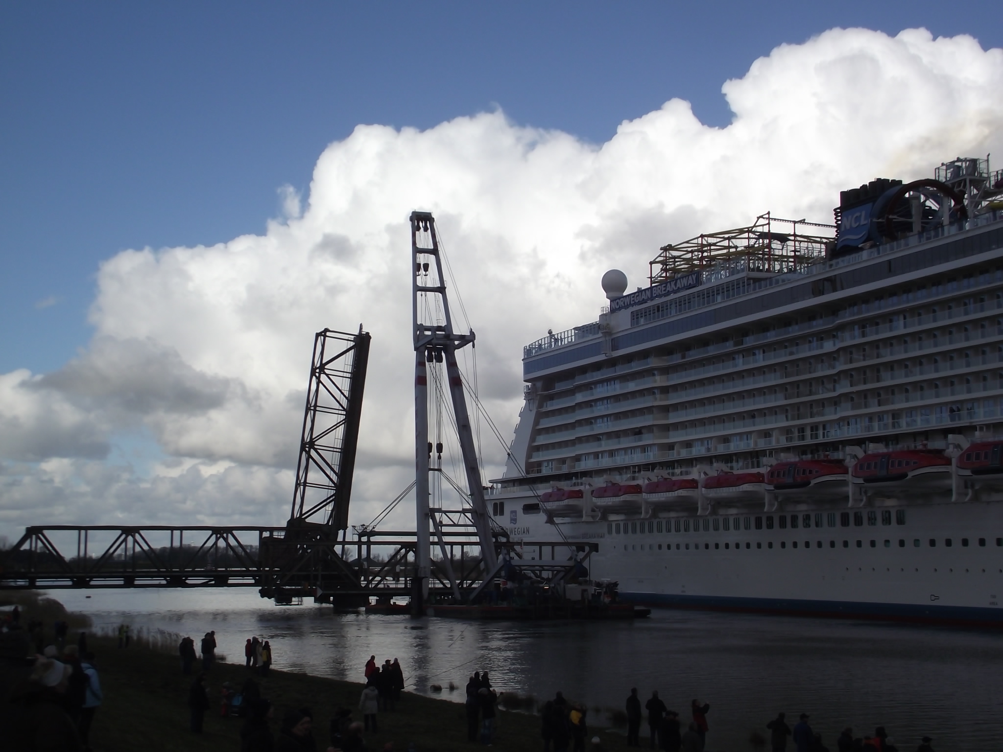 Überführung der Norwegian Breakaway am 13.3.2013 in Weener - Passierung der Friesenbrücke ohne Probleme