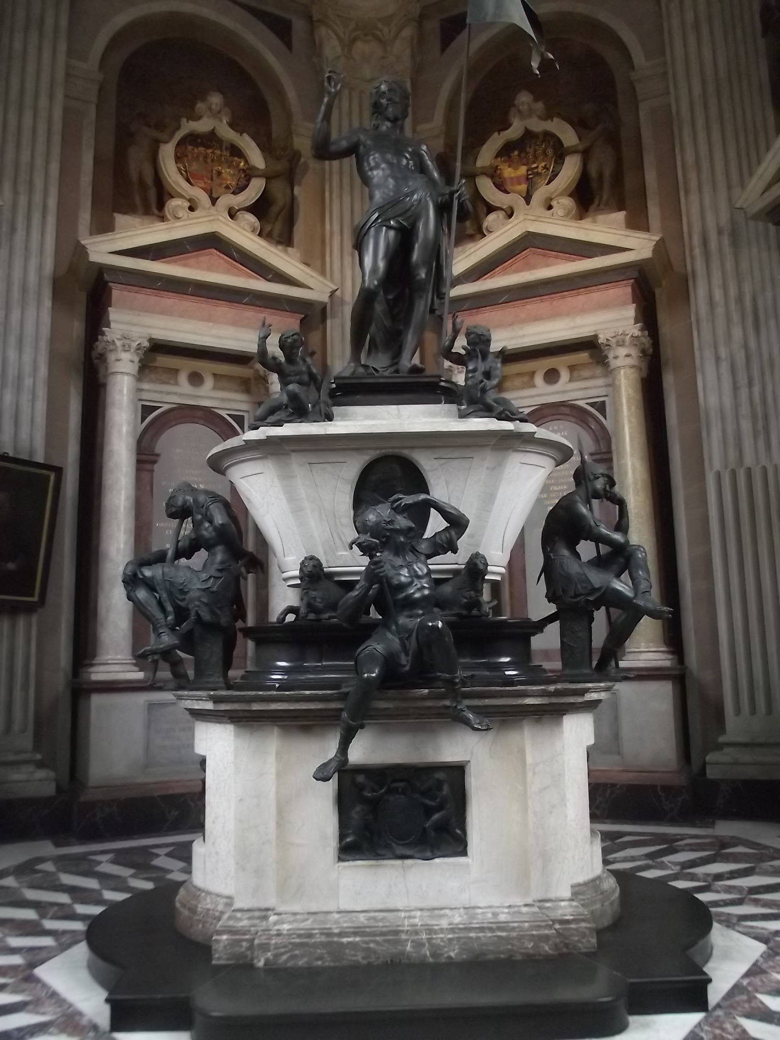 Im Mausoleum des Fürsten Ernst v. Holstein-Schaumburg - Erster Eindruck der Auferstehungsgruppe von Adræn de Vries