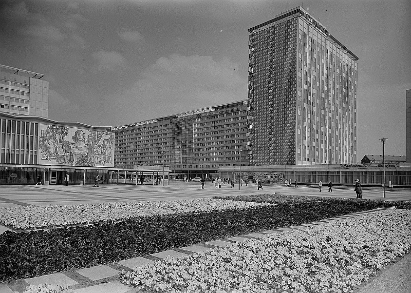 Originale Bildbeschreibung von der Deutschen Fotothek Dresden. Leninplatz mit Restaurant Bastei, Hotel Newa und Appartementhaus Prager Straße im Jahre 1970