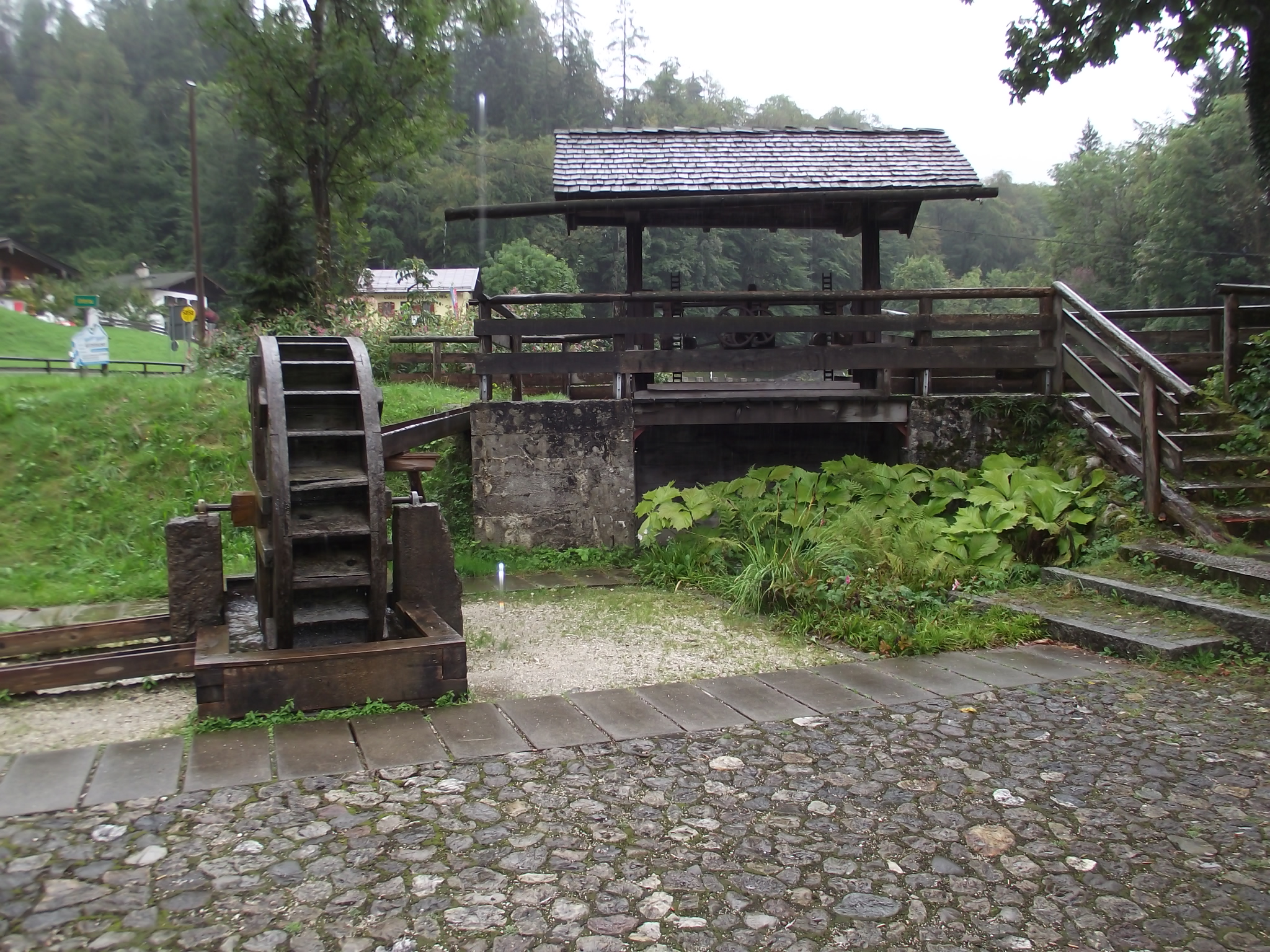 Grassl Enzian Brennerei in Berchtesgaden - Wasserrad bei der alten Brennhütte
