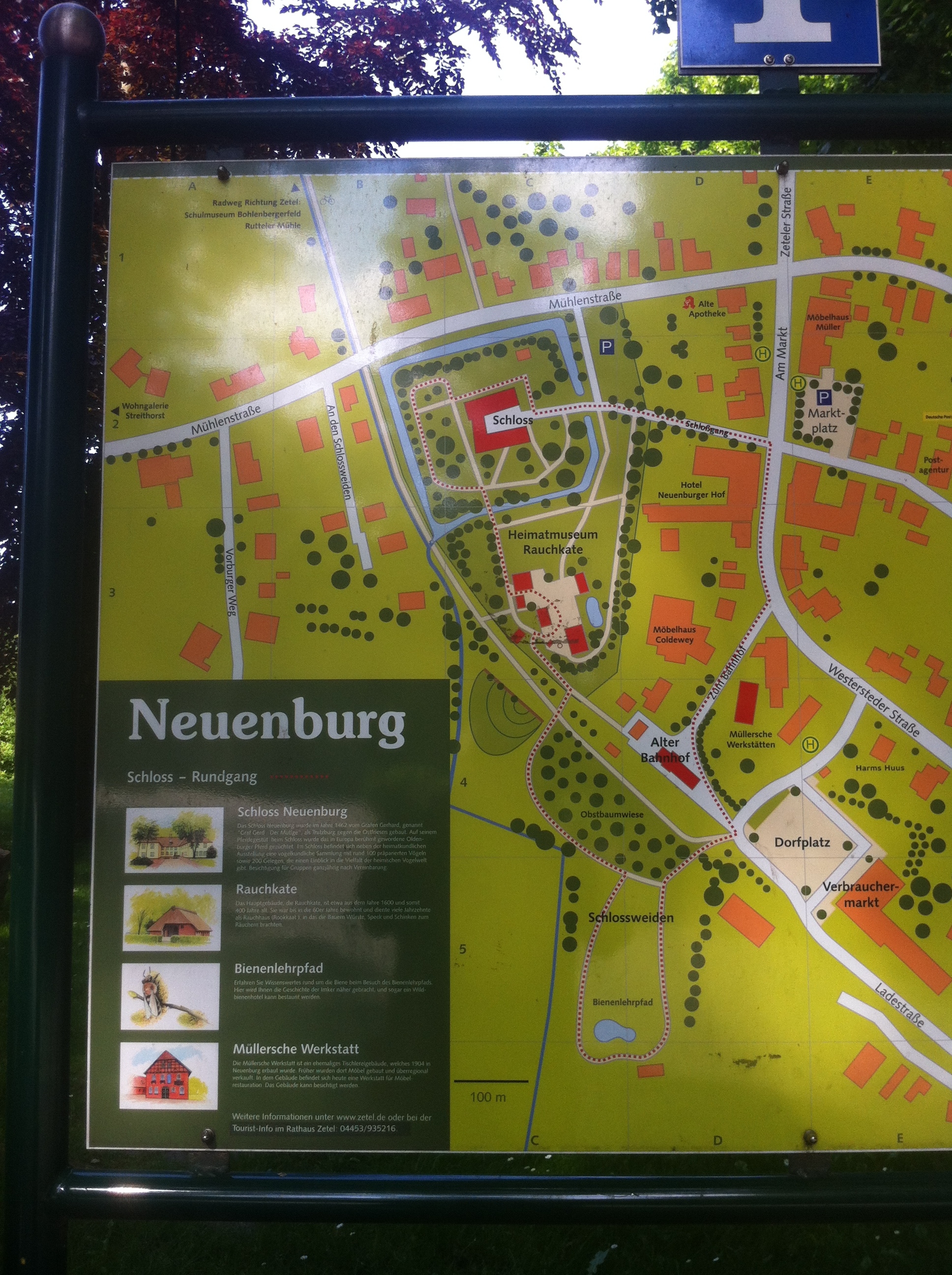 Wegweiser in Neuenburg vom Schloß und dem Heimatmuseum