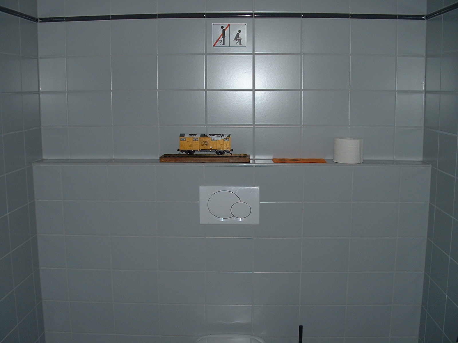 Sehr saubere Toilette für die Fahrgäste und ein Waggon als Sammeldose für Toiletten Cents