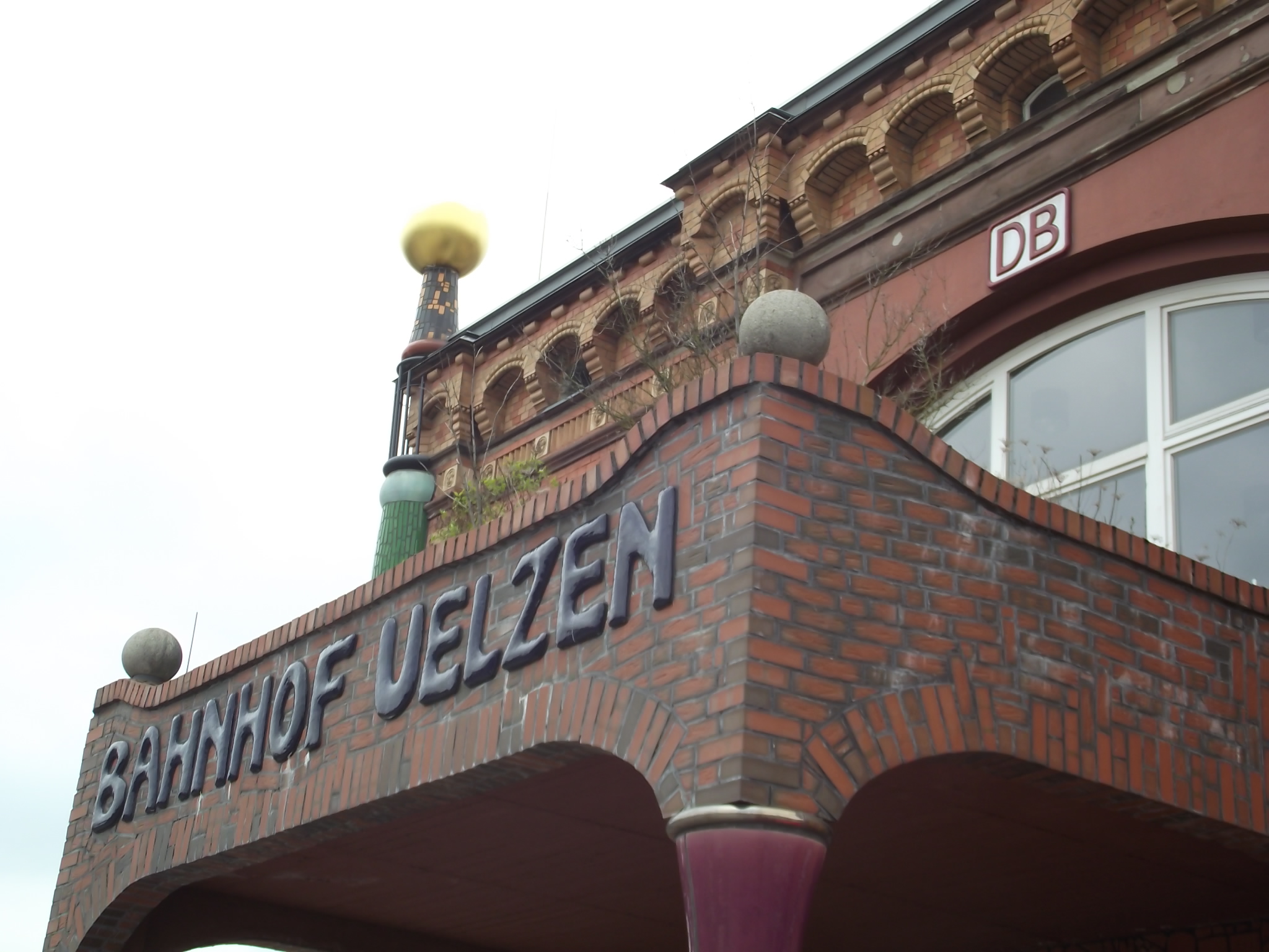 Hundertwasserbahnhof in Uelzen Expo Projekt 2000 - Kugeln auf den Dachecken, darunter unterschiedlich bunte Säulen