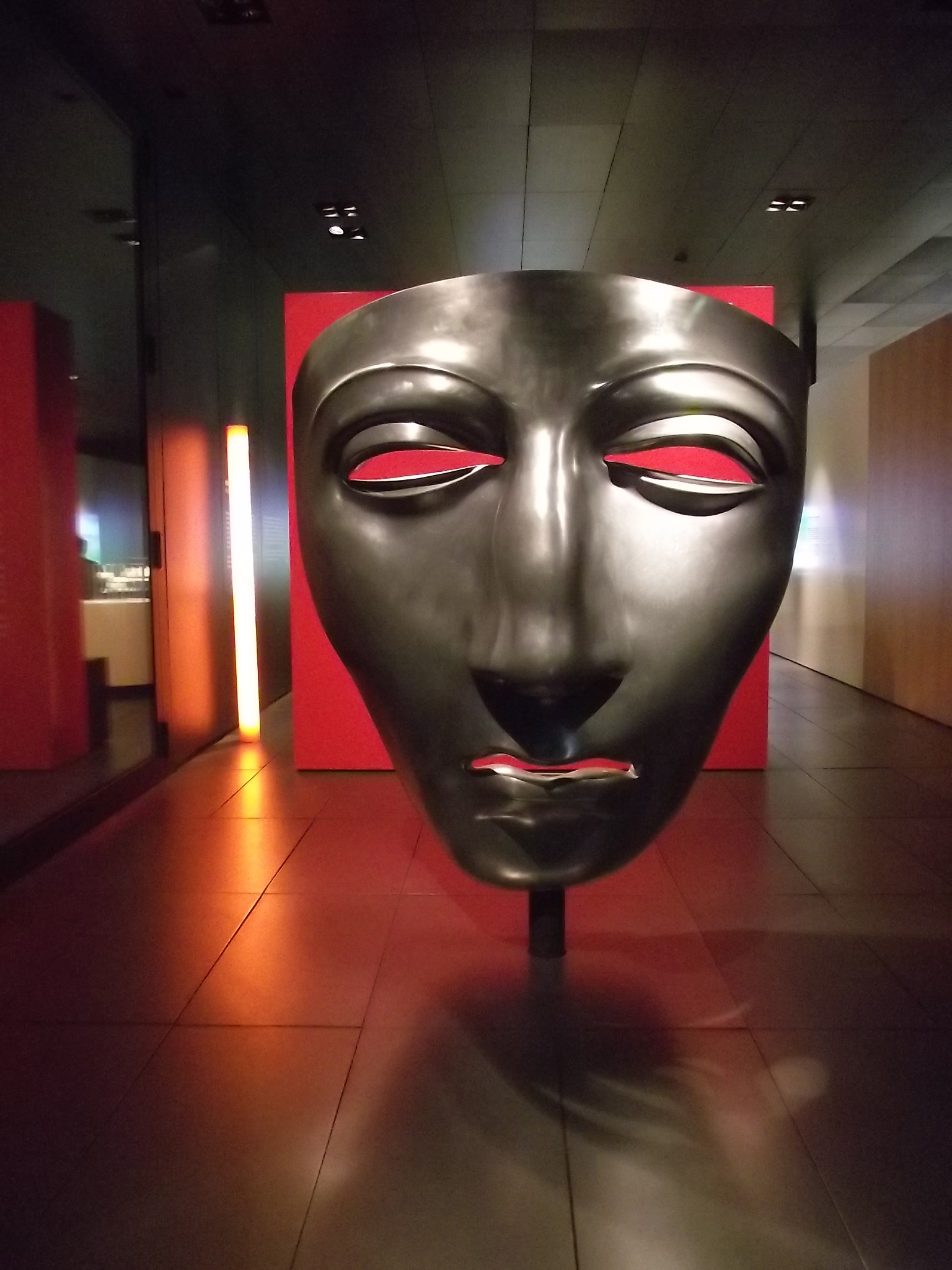Die große Maske im Museum