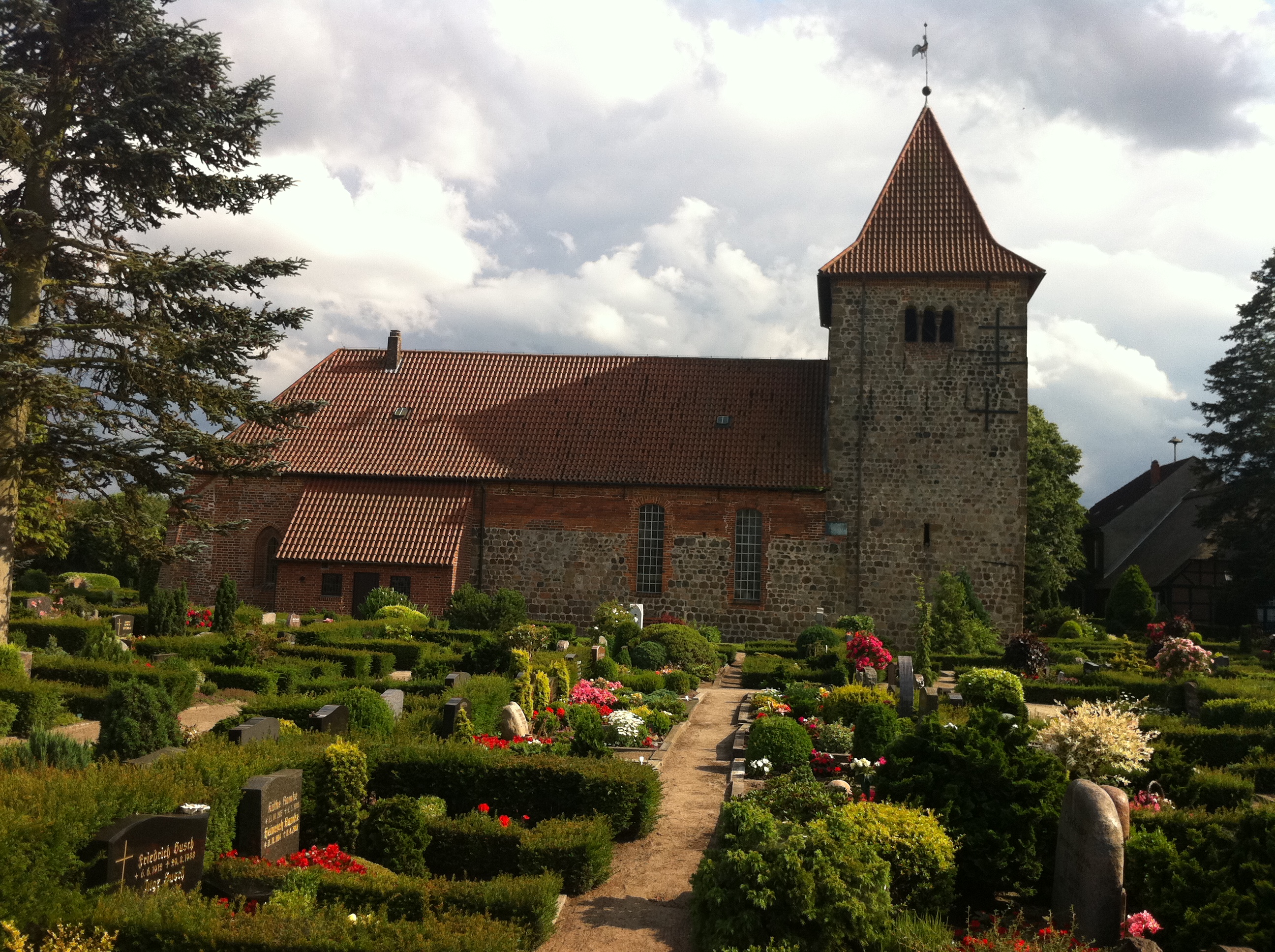 Kirchengemeinde St. Laurentius Hasbergen - Blick über den Friedhof zur Kirche