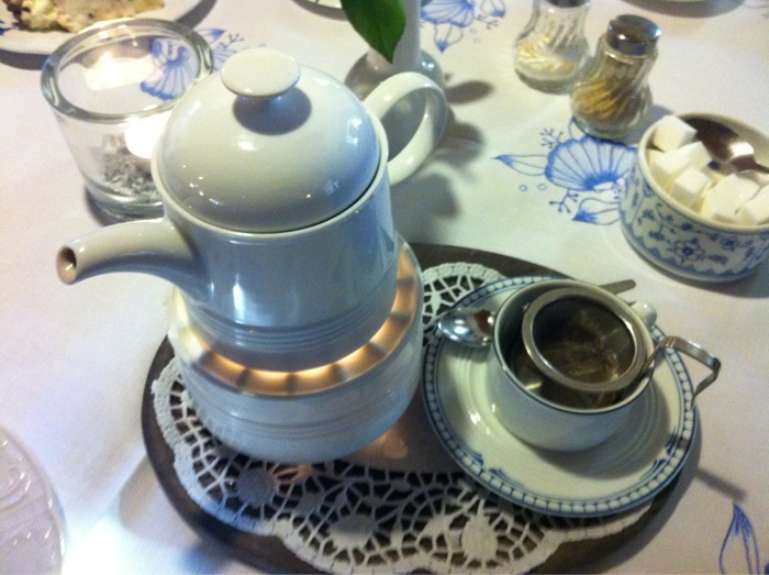 K&auml;nnchen Ostfriesen Tee auf St&ouml;vchen mit Teesieb