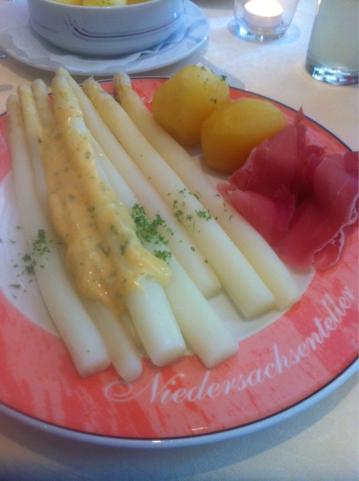 Spargel mit Schinken, auf dem Schinkenteller lag noch mehr f&uuml;r 18 &euro;