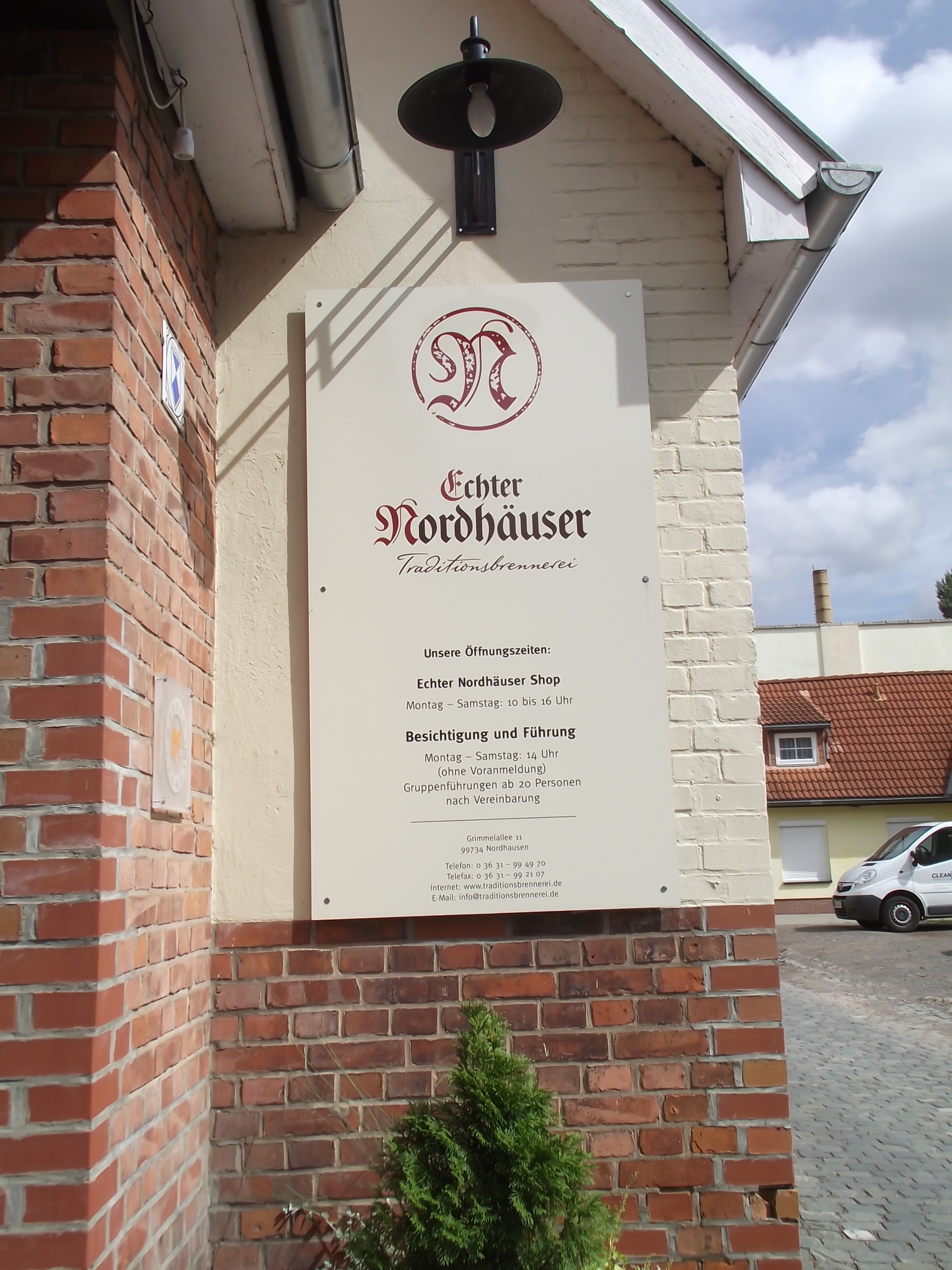 Echter Nordhäuser Traditionsbrennerei in Nordhausen - Infotafel am Eingang