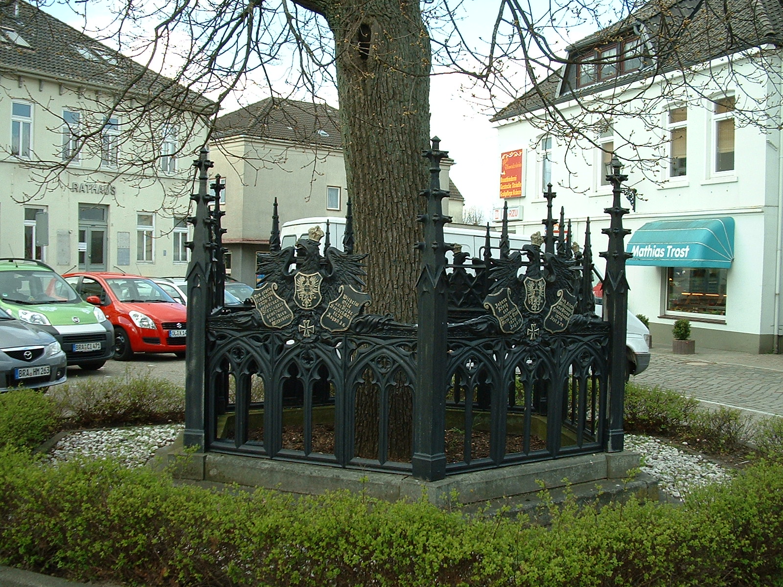 Sch&ouml;ner alter Zaun um den alten Baum vor der evangelisch lutherischen Kirche Berne