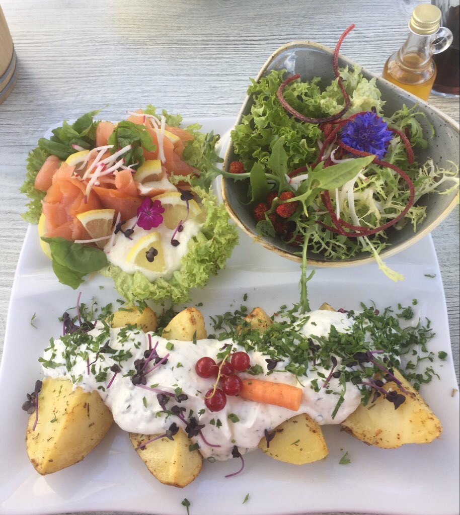 Backkartoffel mit Lachs und Salat