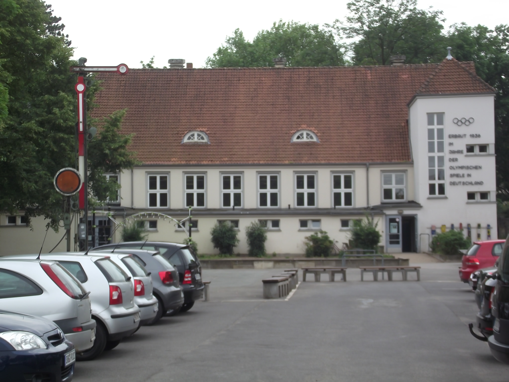 Haupt und Realschule Stadthagen - Parkplätze vor der Turnhalle