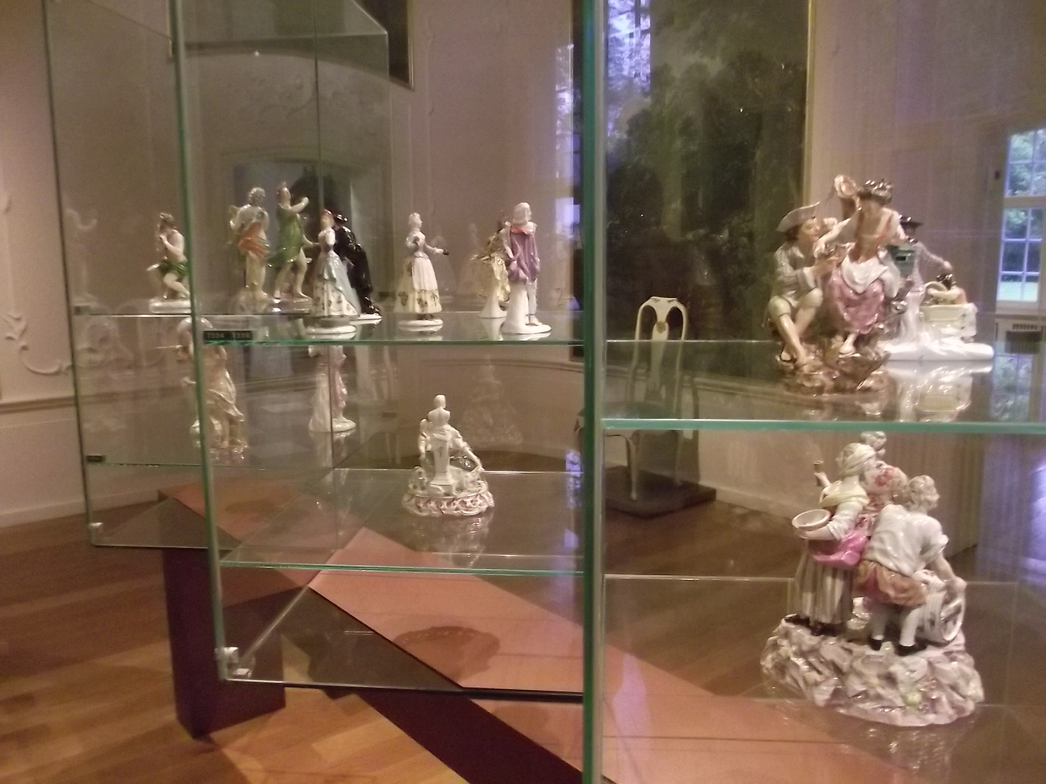 Haus Riensberg - großer Salon und Porzellanfiguren