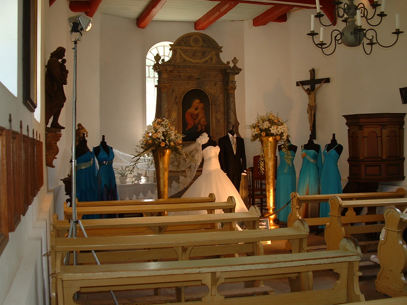 Museumsdorf Cloppenburg - Gartenpartie 5.6.2011 Dorfkirche mit Hochzeitsmode