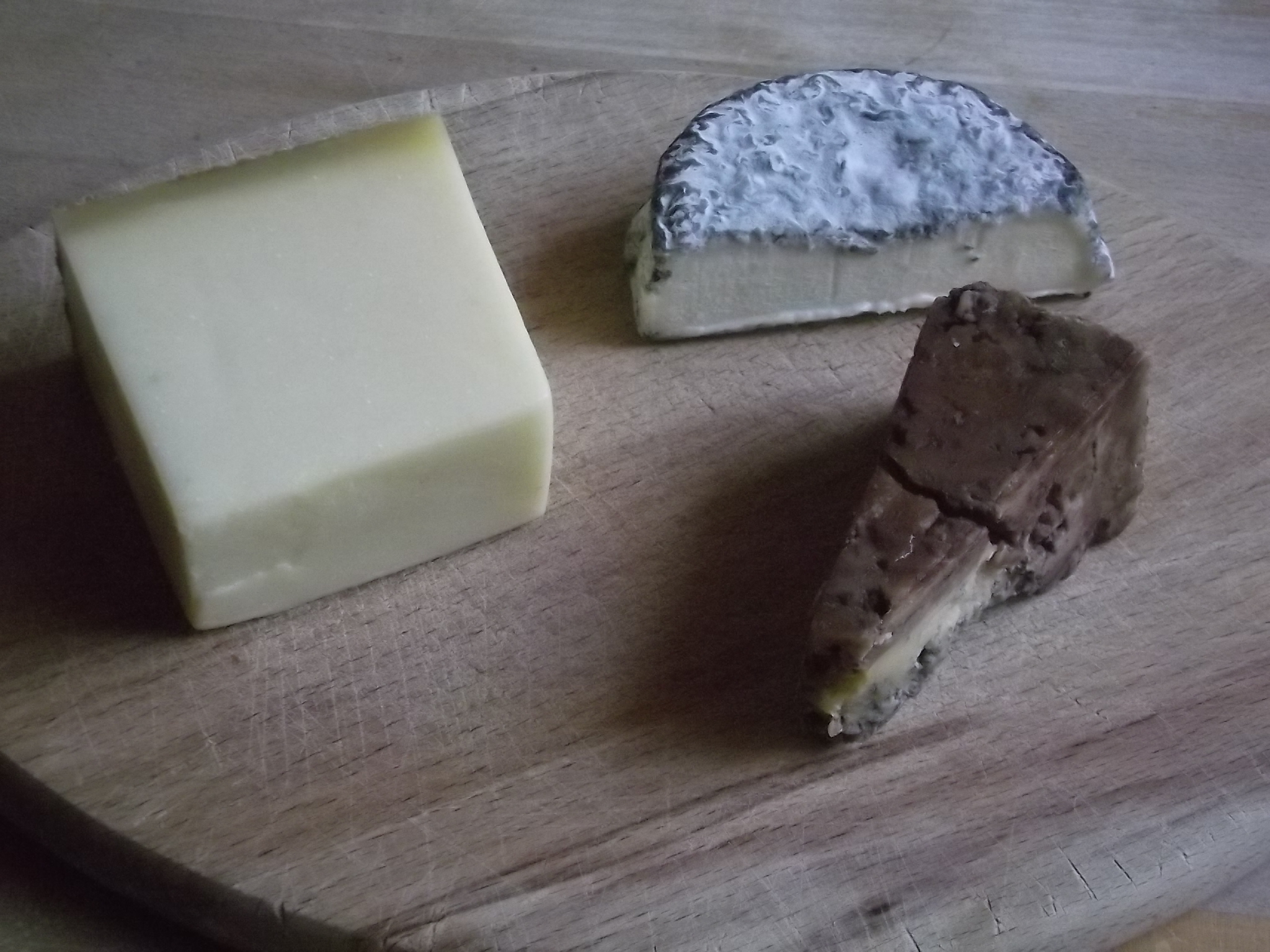 Mein Käsewahl, franz. Bergkäse Alpin de Savoi, franz. Ziegenkäse geascht Seller-sur-cher und englischer Stilton Tradition in Portwein getgränkt