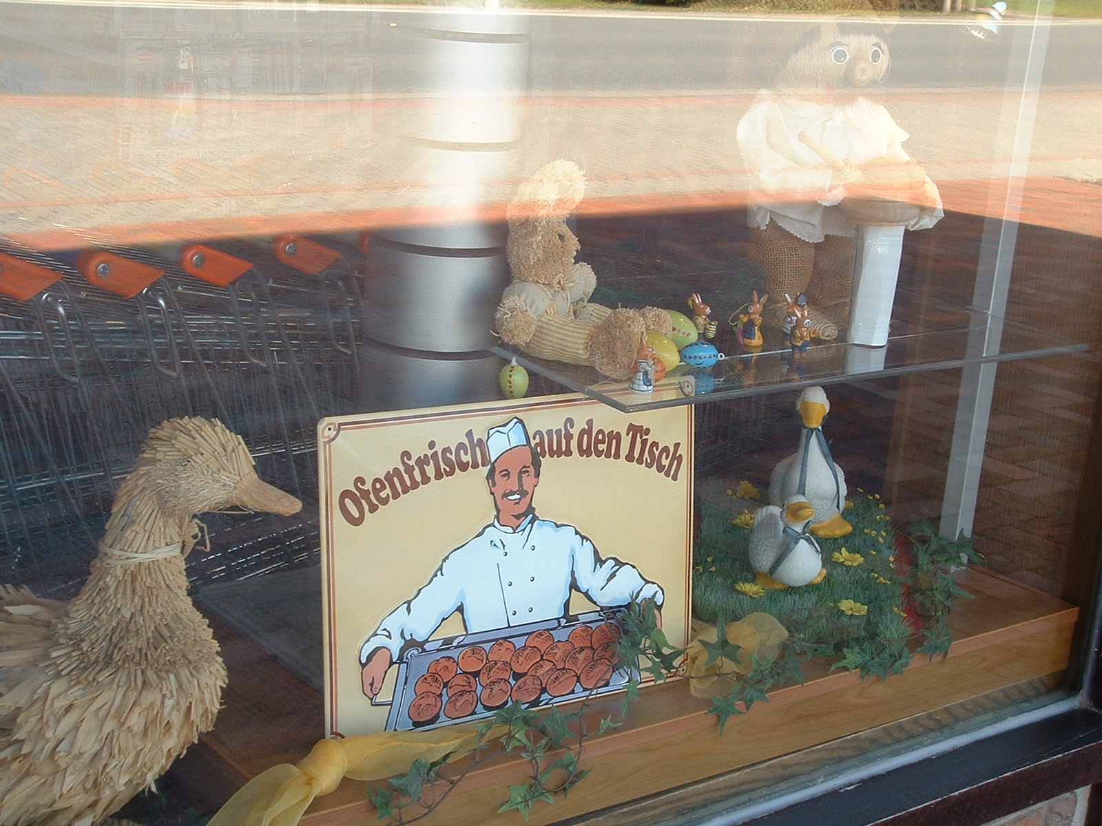 Landbäckerei Ruge in Falkenburg Osterdeko im Schaufenster