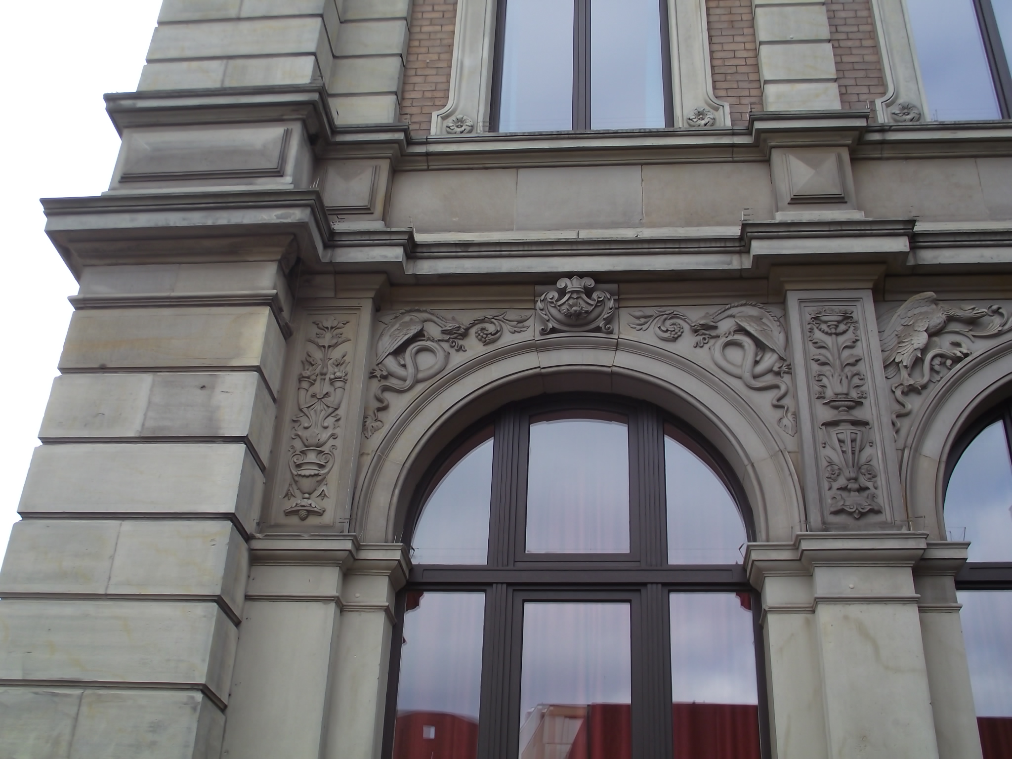 Die alte Hauptpoststelle von 1878 an der Domsheide in Bremen - jeder Bogen ist anders verziert