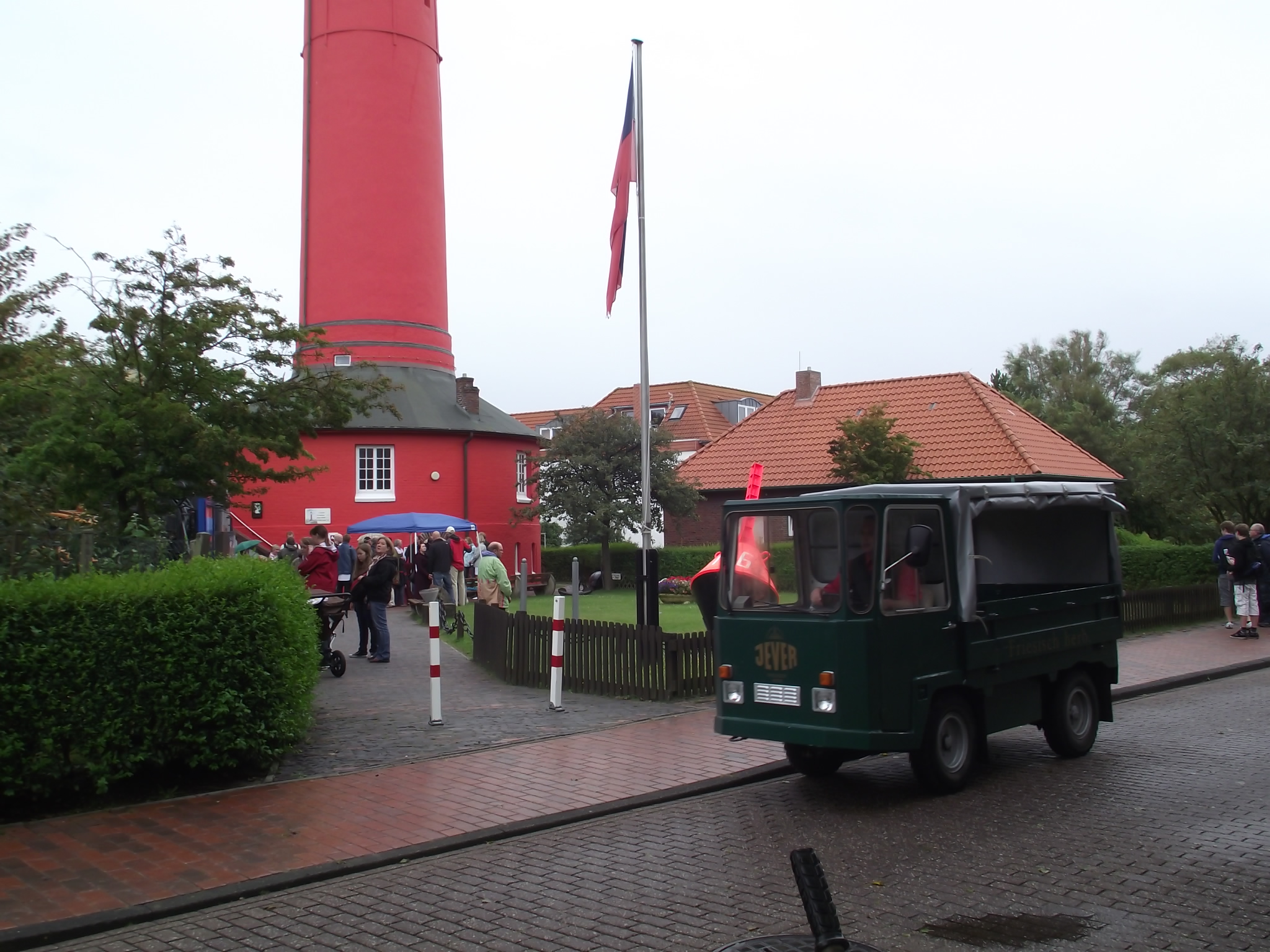 Der alte Leuchtturm von Wangerooge - Trauung Nummer 2, die wir heute gesehen haben. Das Brautpaar ist noch drin, die anderen Gäste warten schon. Glückwunsch von mir!