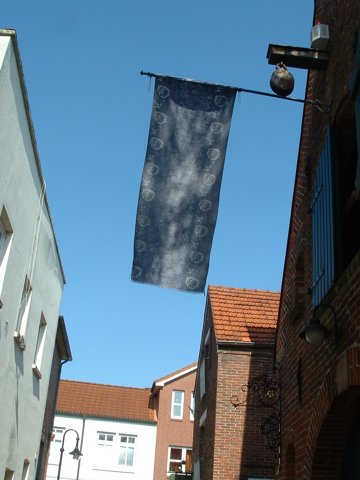 Blaudrucktuch weht vor der Blaudruckerei Museum in Jever