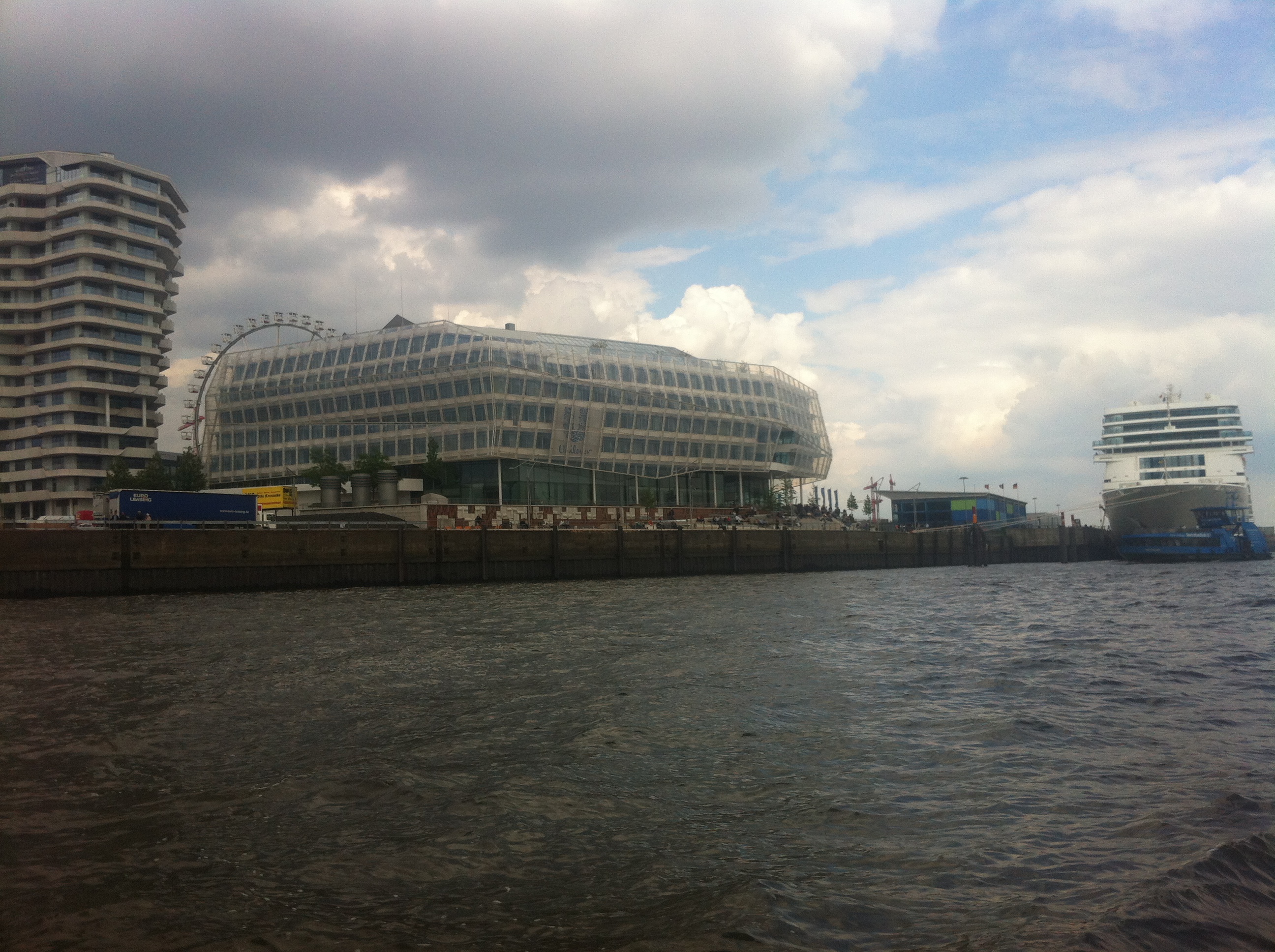 Unilever am Strandkai in Hamburg mit einem Kreuzfahrtschiff