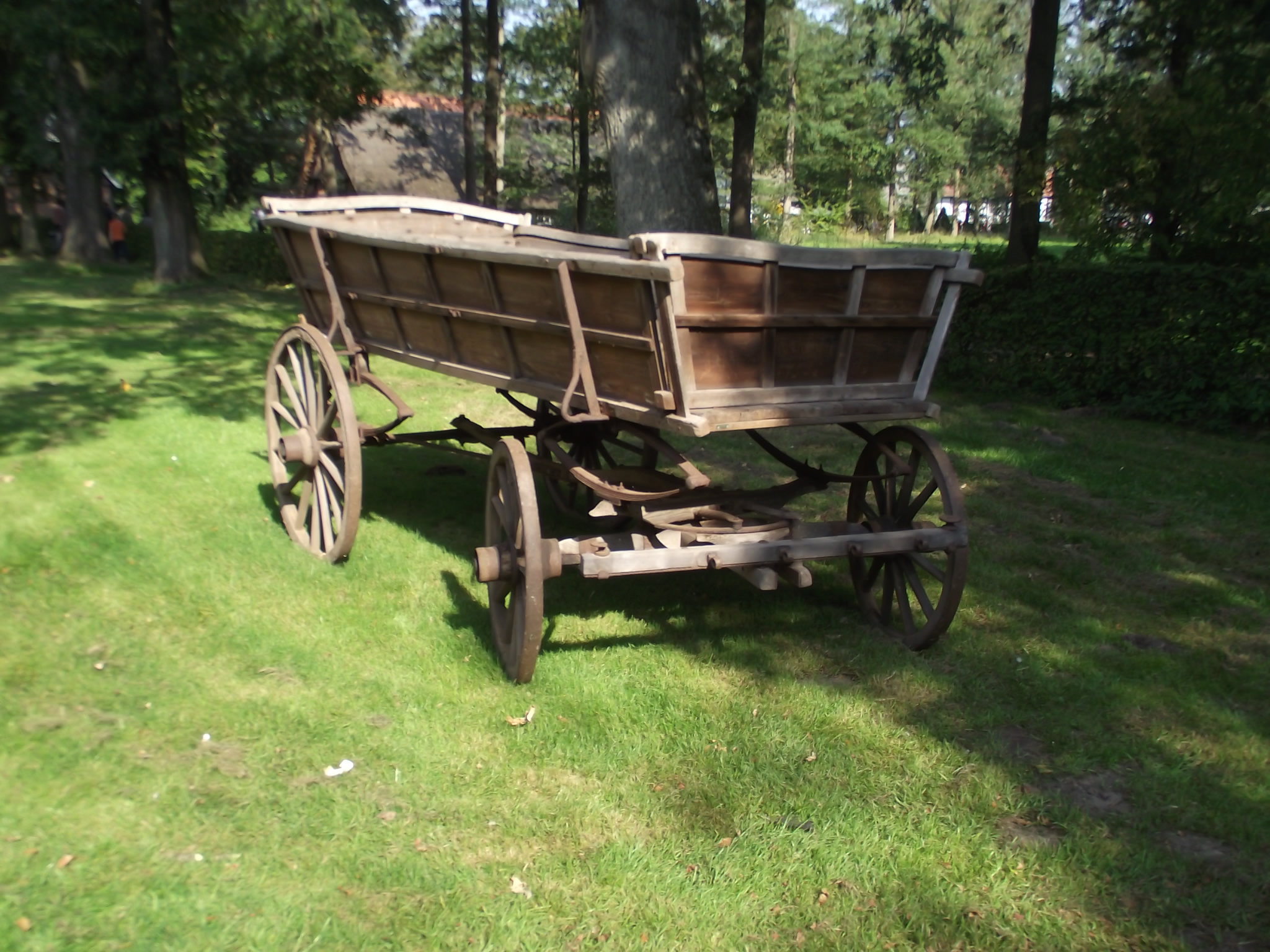 Museumsdorf Cloppenburg - &quot;Genuss im Nordwesten&quot; am 25.9.2011 - alter Wagen vor der Scheune