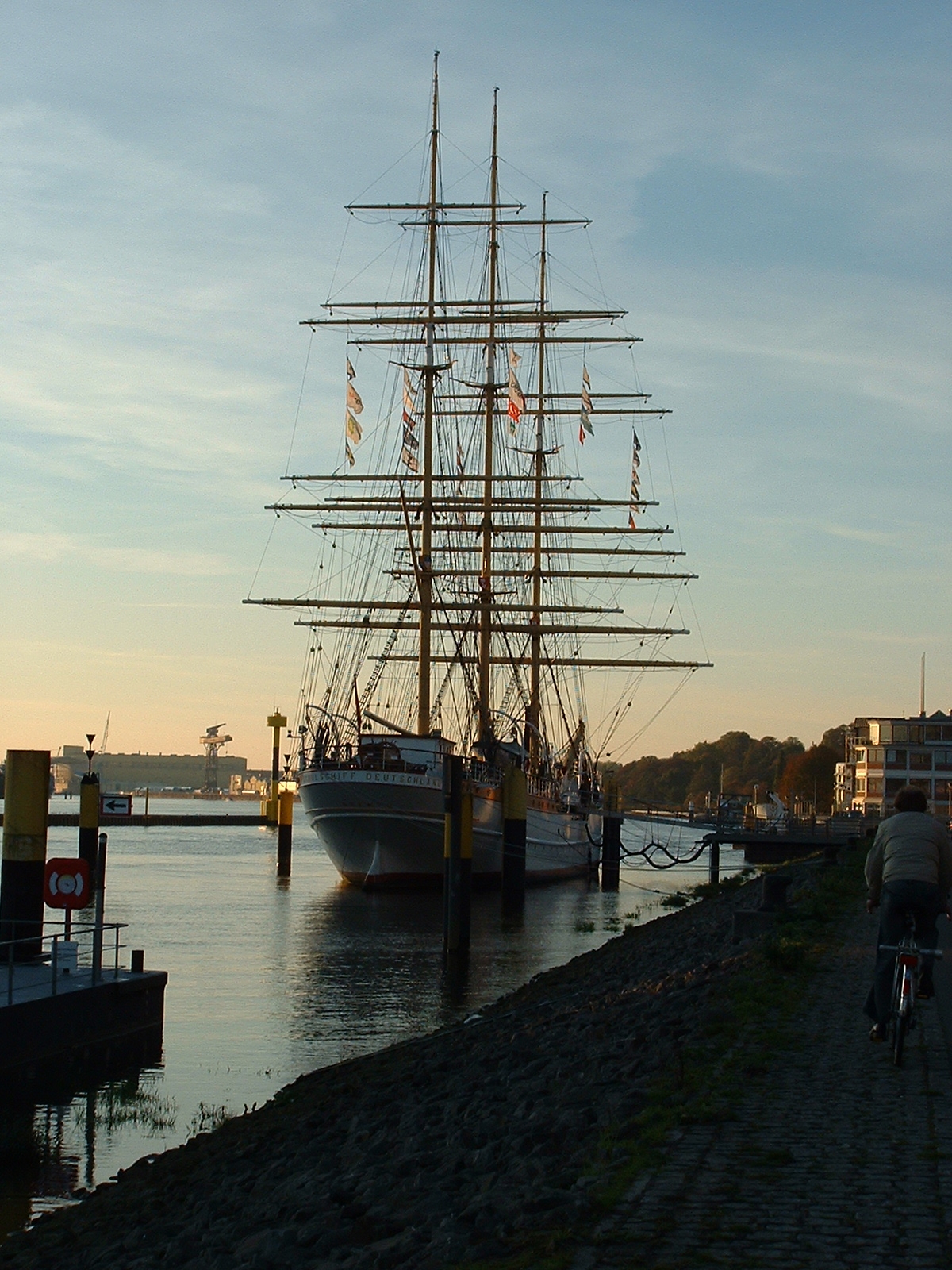 Das Schulschiff Deutschland in Vegesack in der Abendsonne