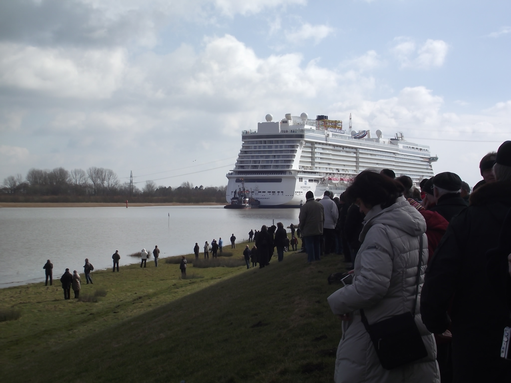 Überführung der Norwegian Breakaway am 13.3.2013 in Weener