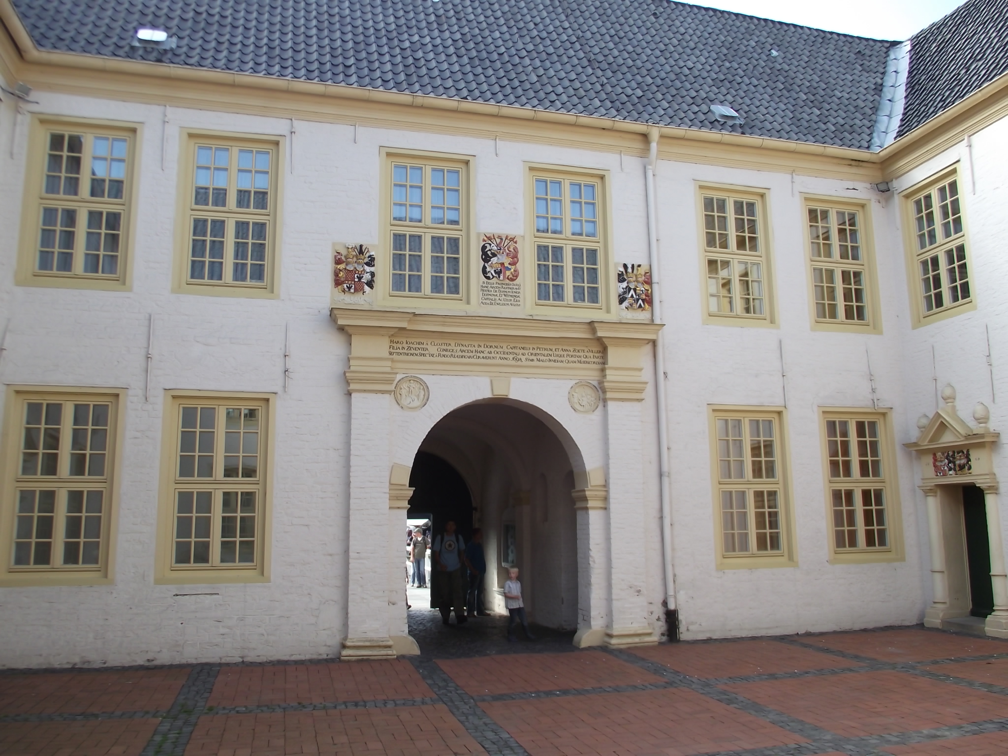 Haupt- und Realschule in Dornum in den Sommerferien 2012 - Innenhof vom Schloß