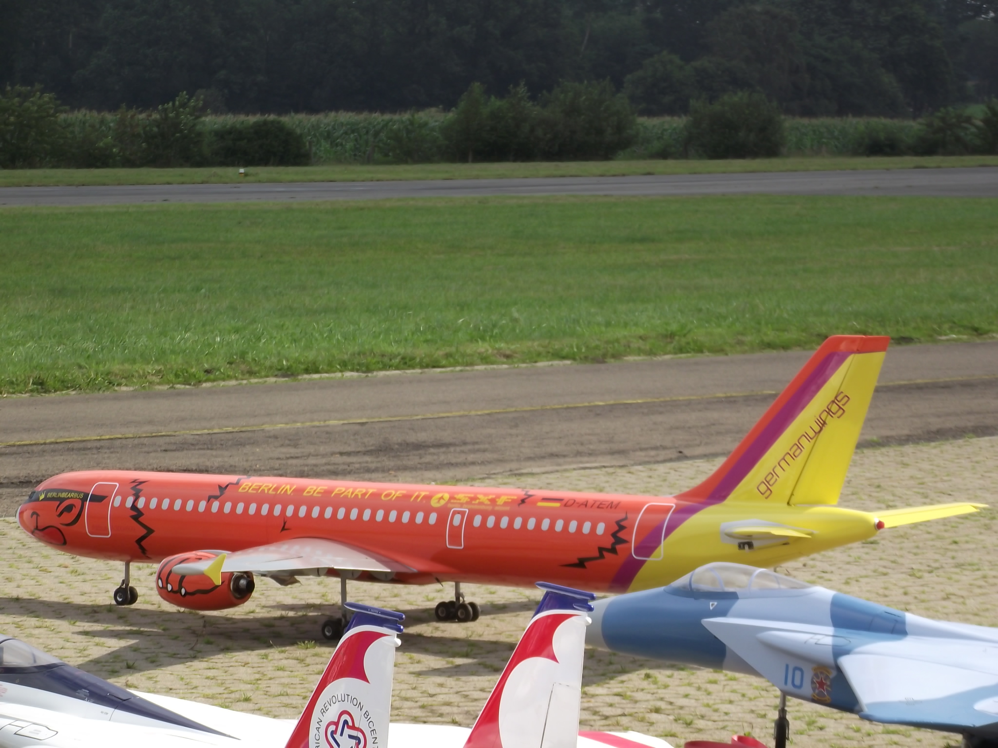 Jet-Flugtage in Ganderkesee - ganz viele verschieden Flugzeugtypen werden hier präsentiert wie hier eine GERMANWINGS Maschine - gibt es die airline noch?