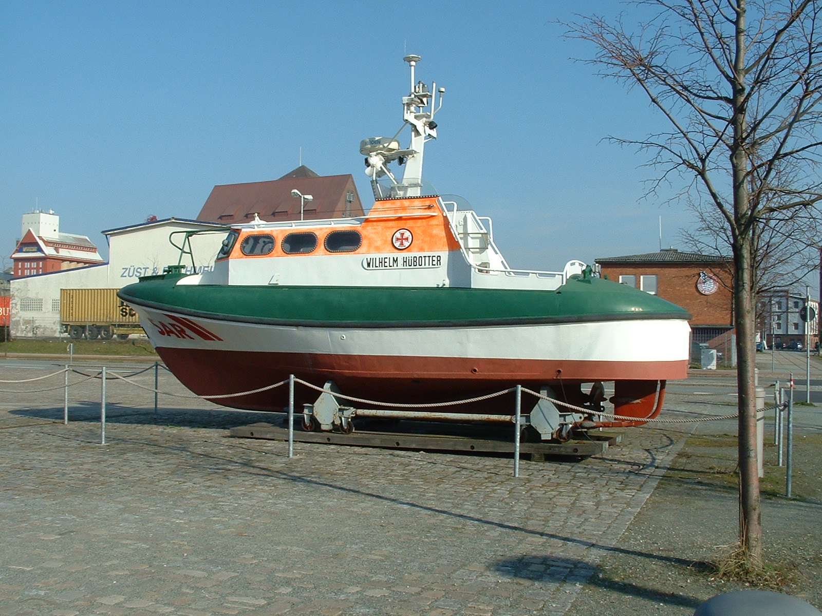 DGzRS Seenotretter Beiboot vor dem Hafenmuseum