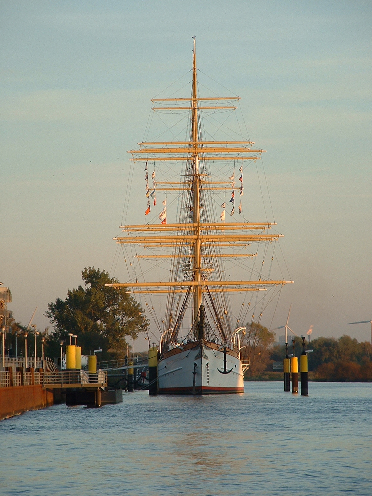 Das Schulschiff Deutschland in Vegesack an der Lesummündung