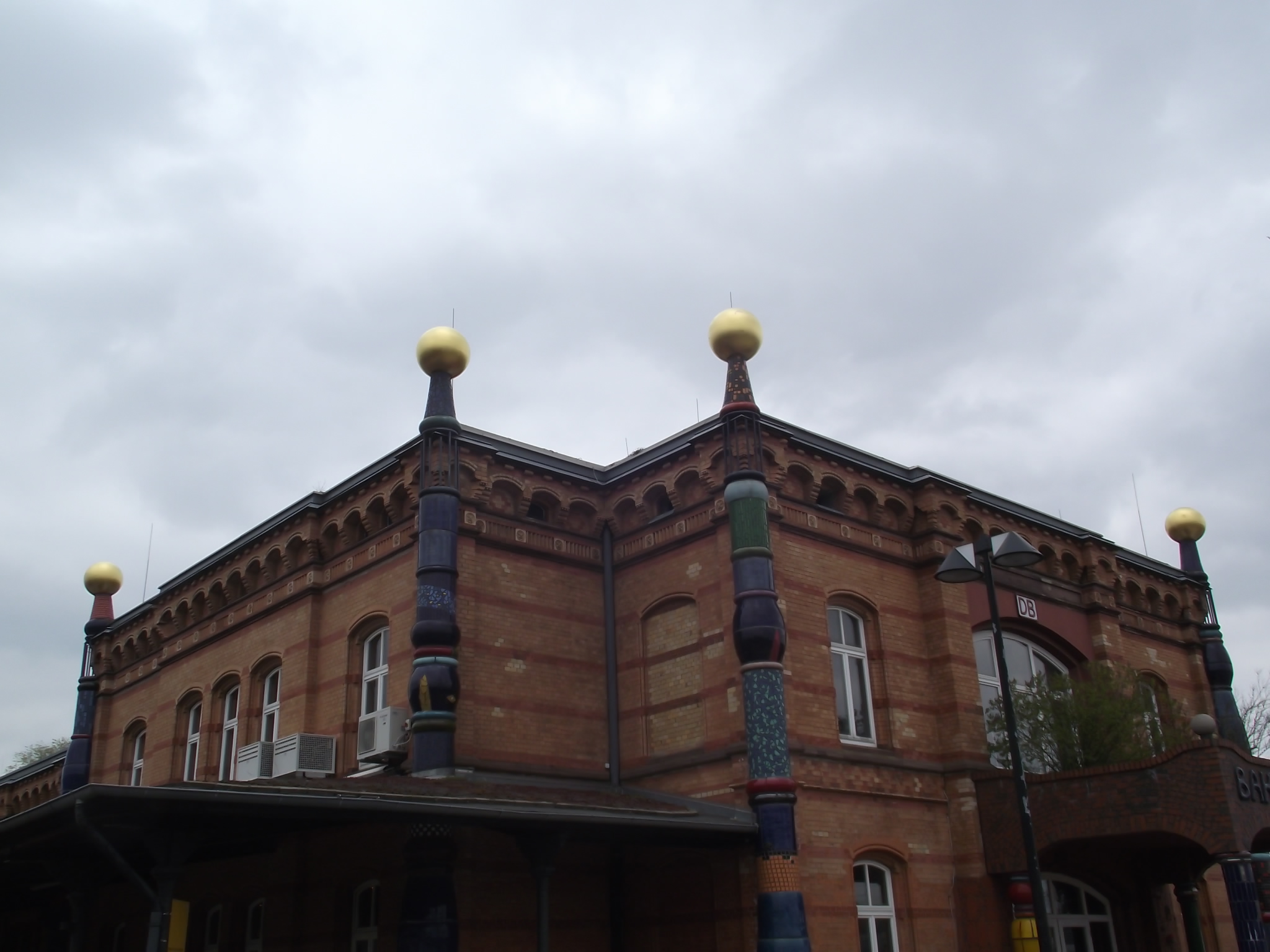 Hundertwasserbahnhof in Uelzen Expo Projekt 2000 - Kugeln auf den Dachecken, darunter unterschiedlich bunte Säulen