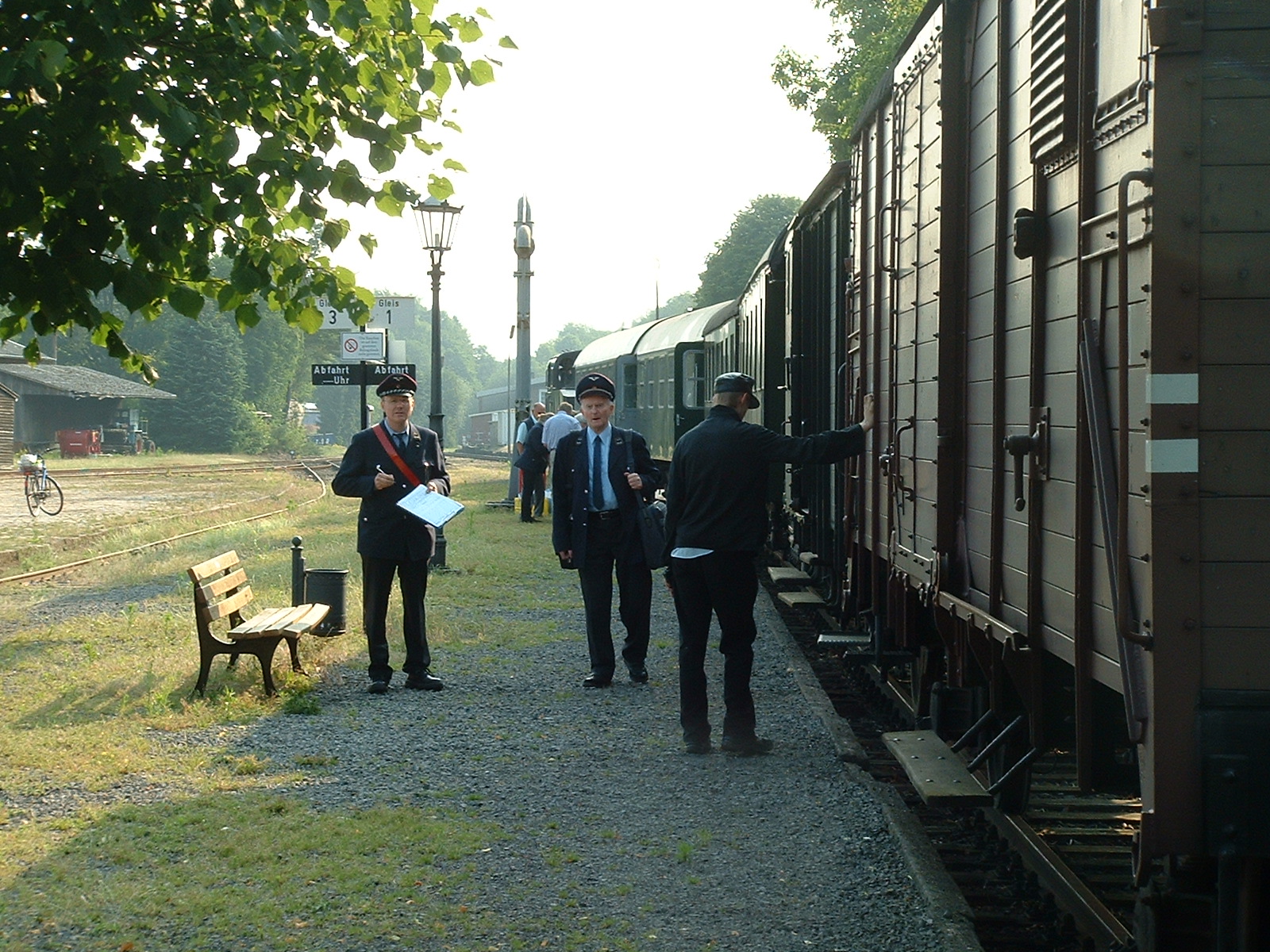 Das Eisenbahnfreunde Dienstpersonal am Bahnhof Harpstedt