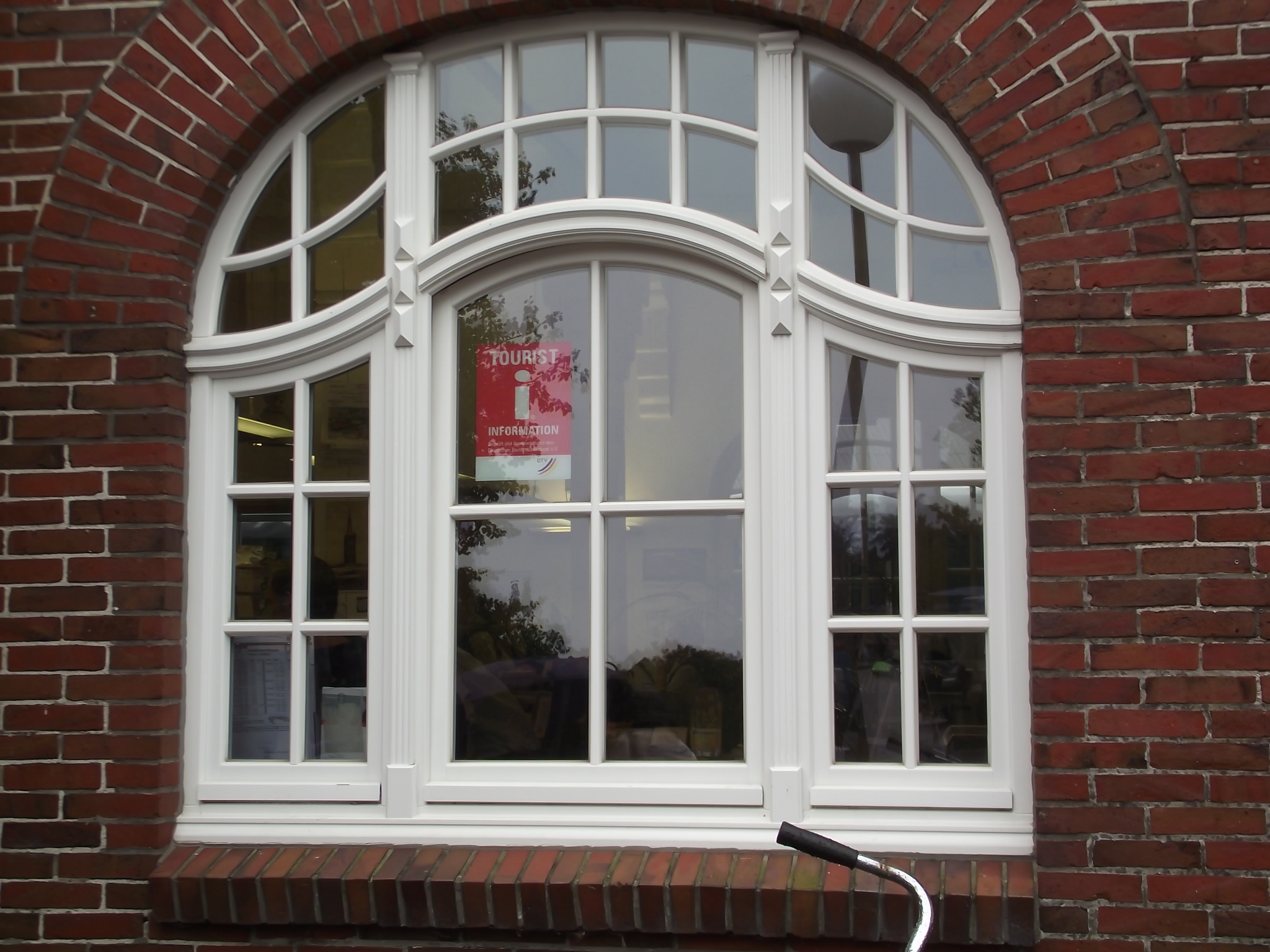Das Touristik Büro ist im Bahnhof von Wangerooge - Infoschild am Fenster