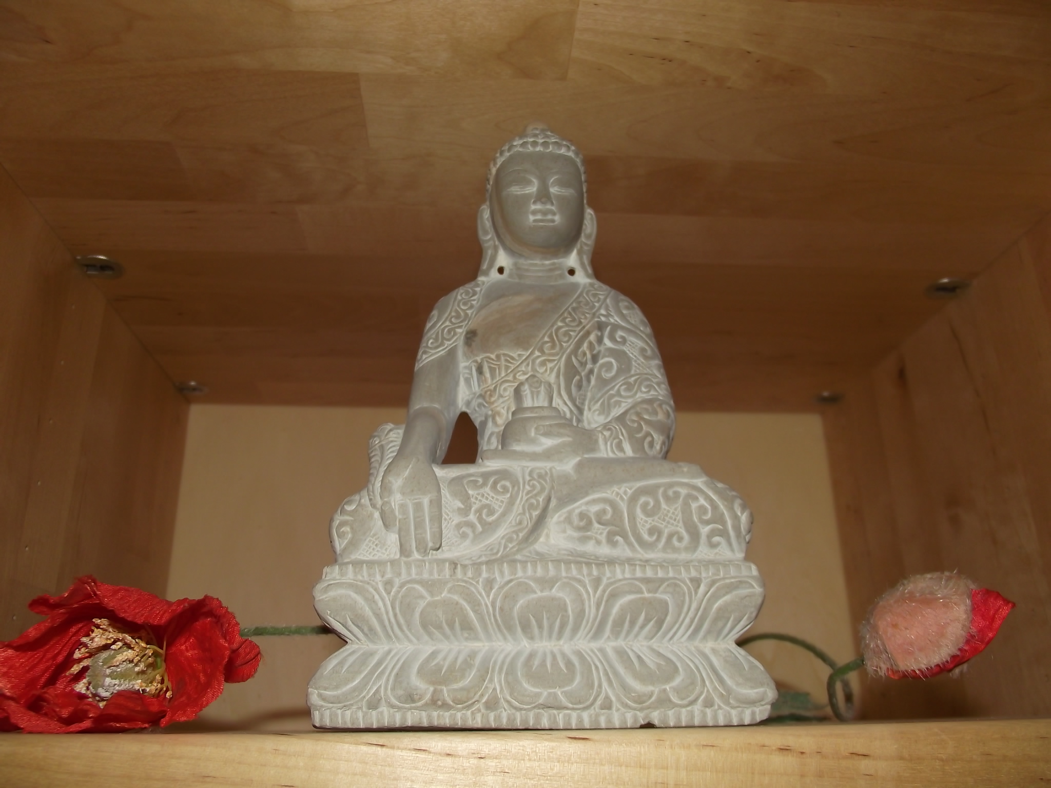 Der Buddha von Frau Ingrid Burmeister - Ritterhude an seinem Platz im Regal - Ommmmmhhhh