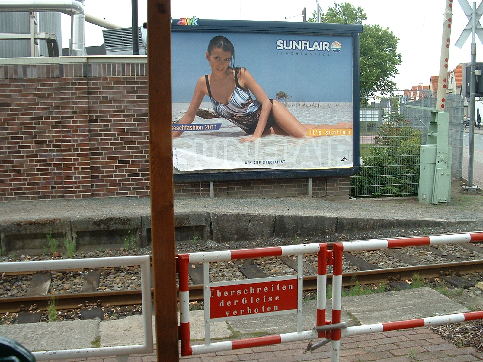 Delmenhorst-Harpstedter Eisenbahn GmbH - Bahnhof in Delmenhorst - Bahnsteig Werbung