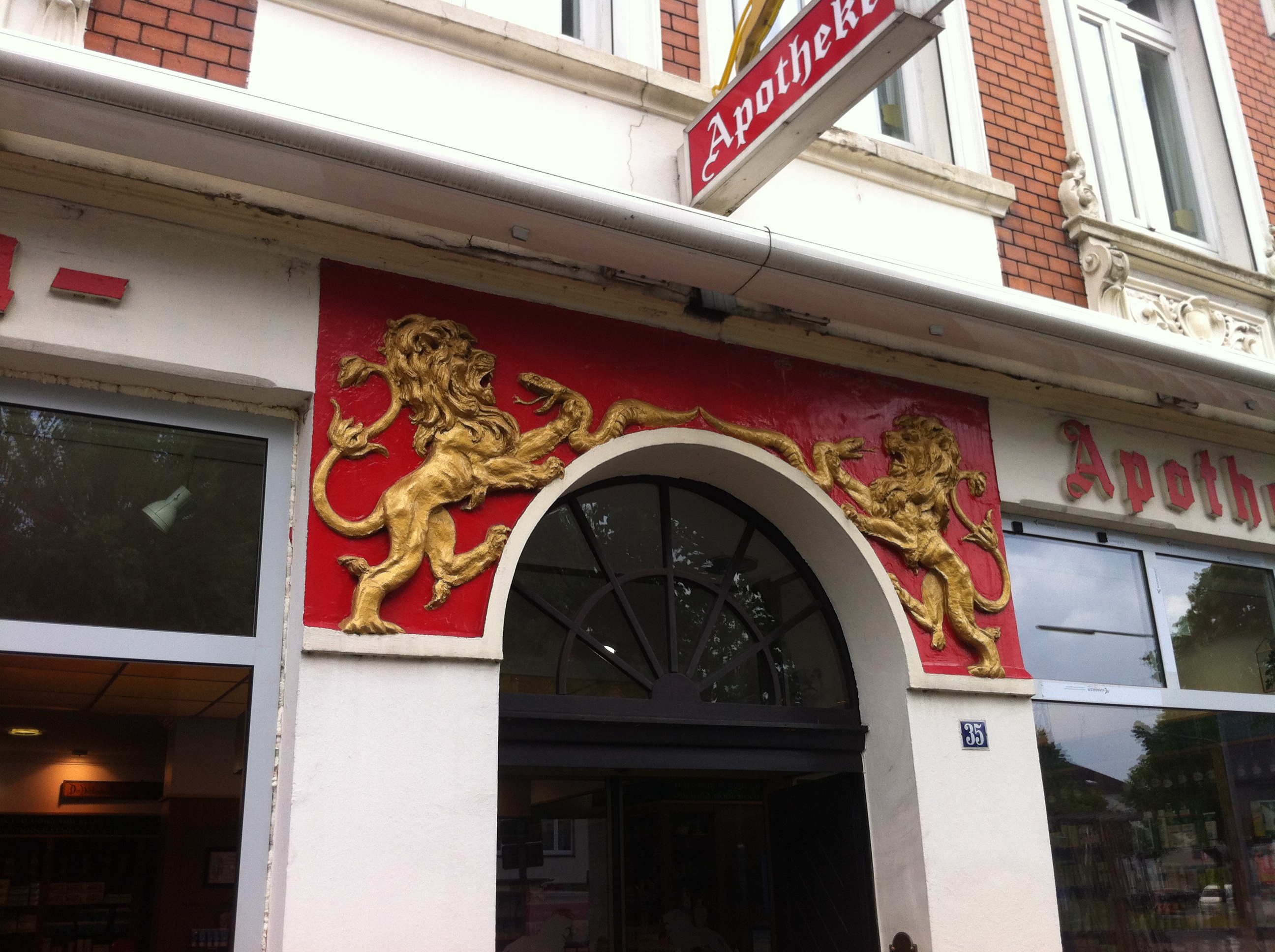 Schöne alte Häuser in Oldenburg - hier die Löwen Apotheke - toller Eingang