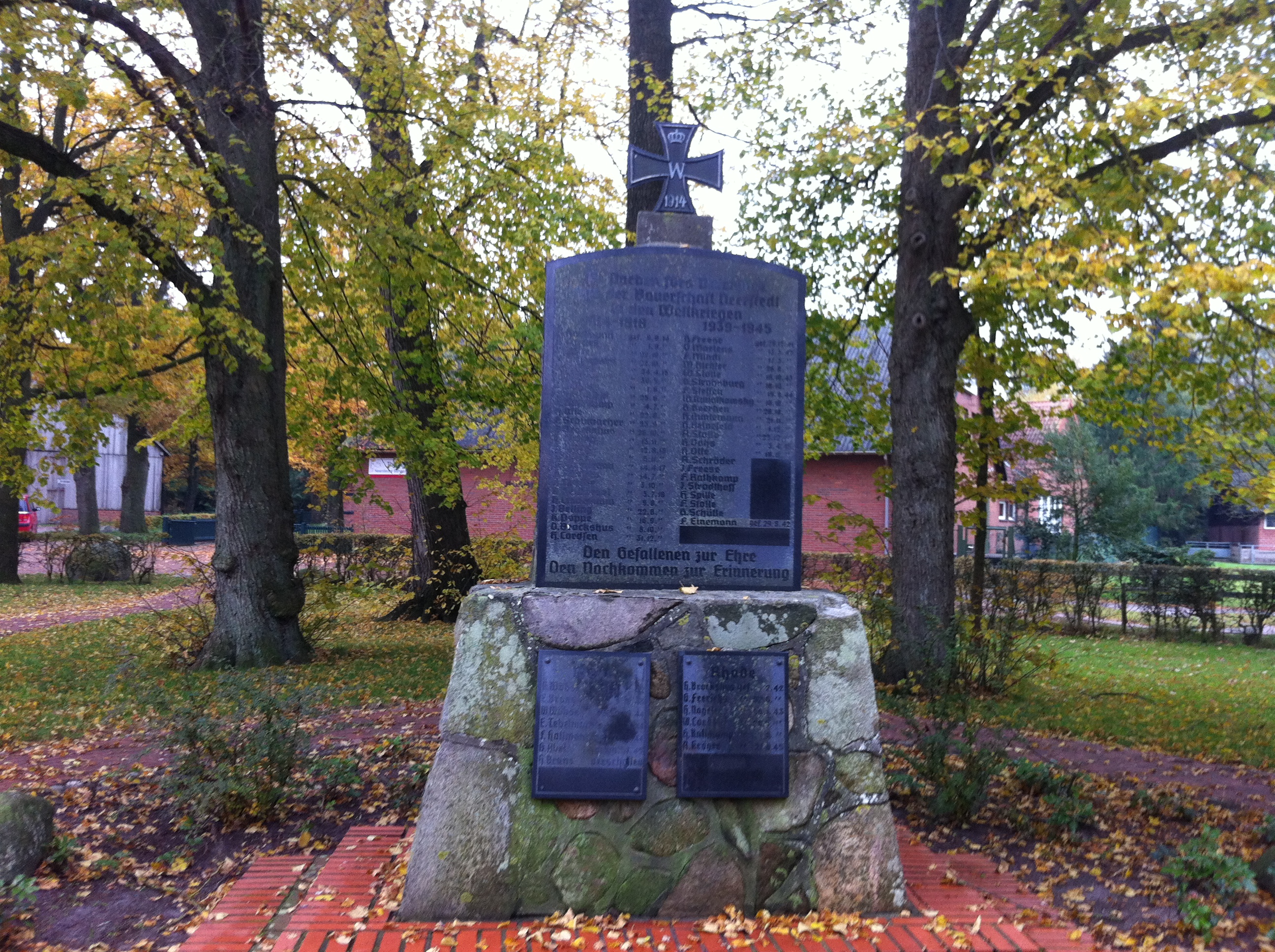 Das Denkmal vor dem Theater in Neerstedt